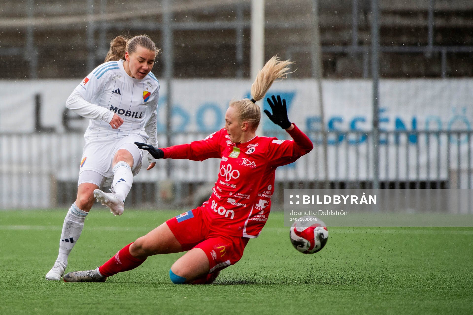 Djurgårdens Ebba Hed och Örebros Molly Johansson