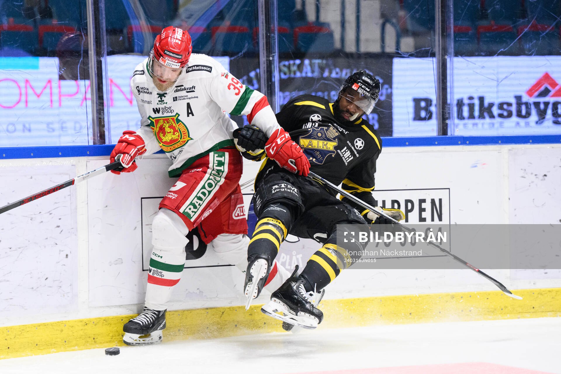 Moras Kristoffer Gunnarsson och AIKs Daniel Muzito-Bagenda