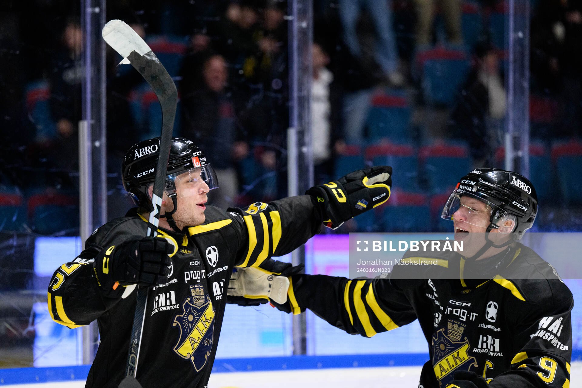 AIKs Zion Nybeck och Richard Gynge jublar