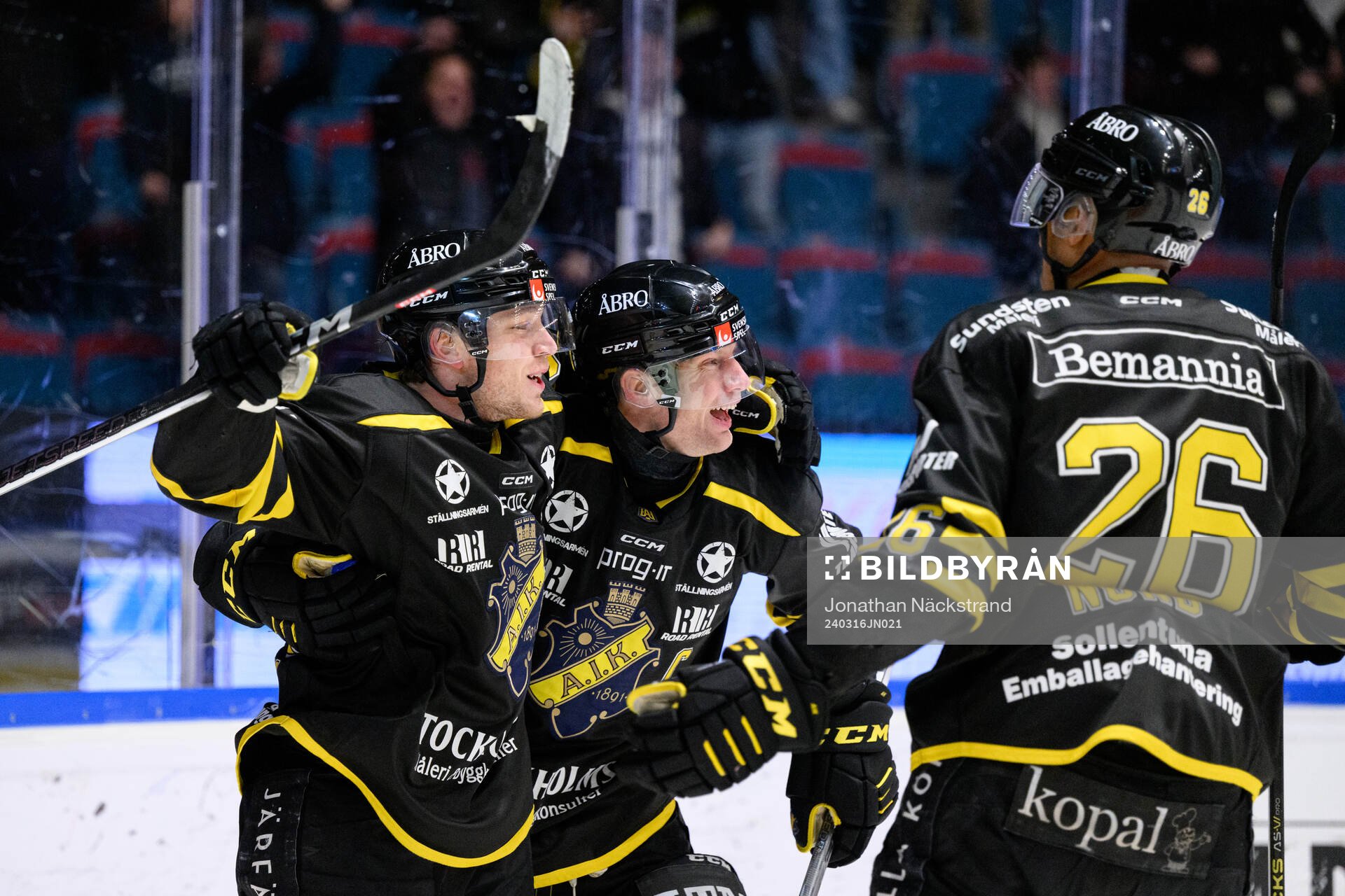AIKs Zion Nybeck och Richard Gynge jublar