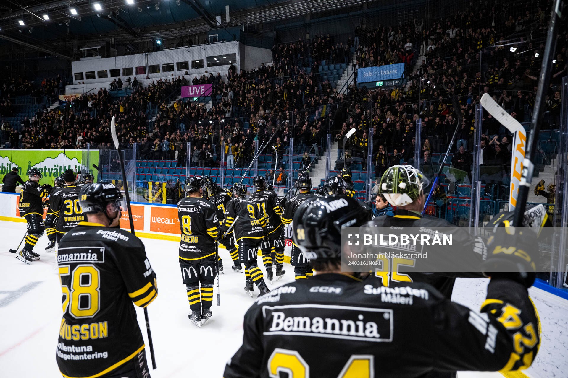 AIKs spelare jublar med publiken