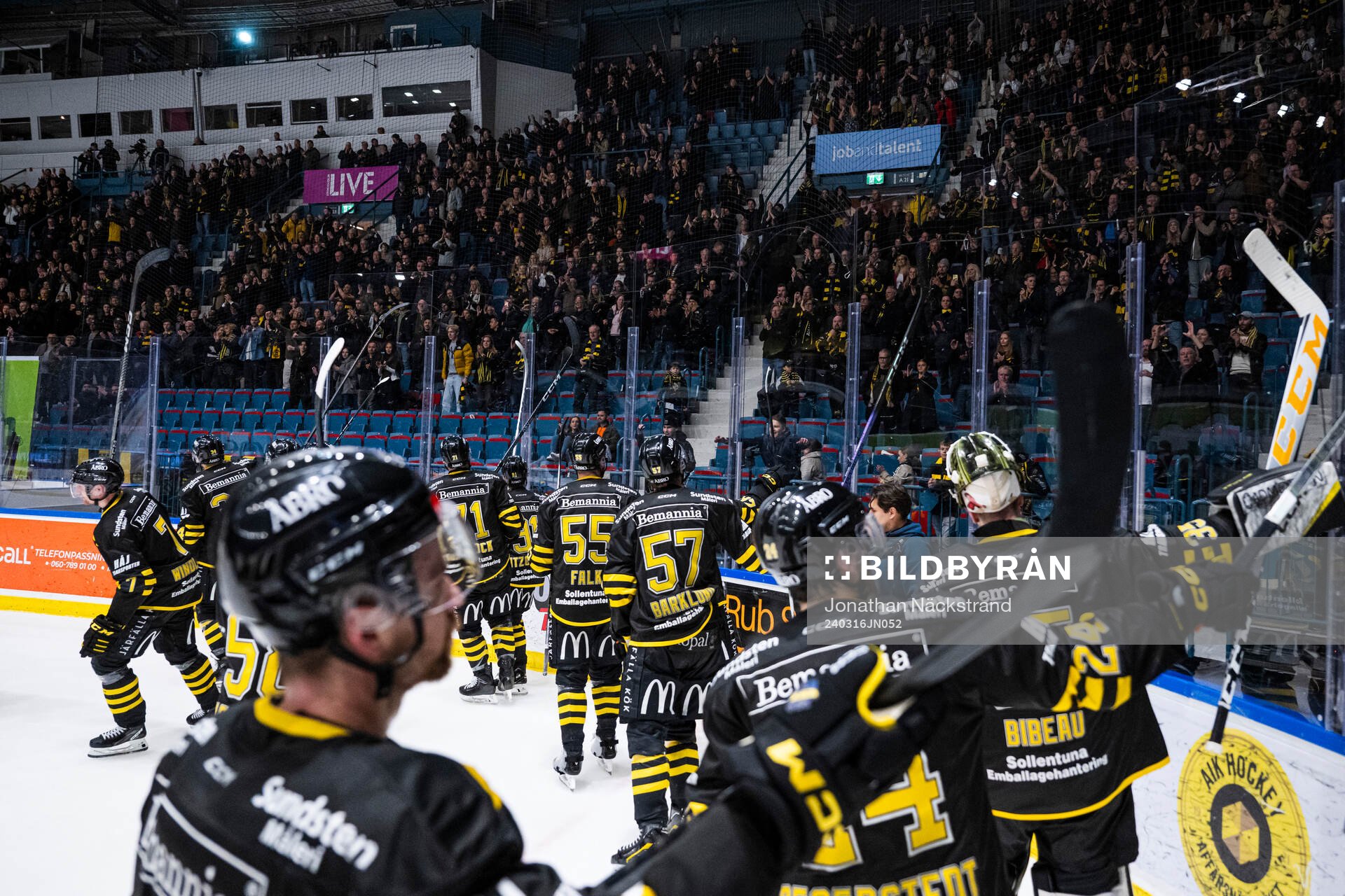 AIKs spelare jublar med publiken