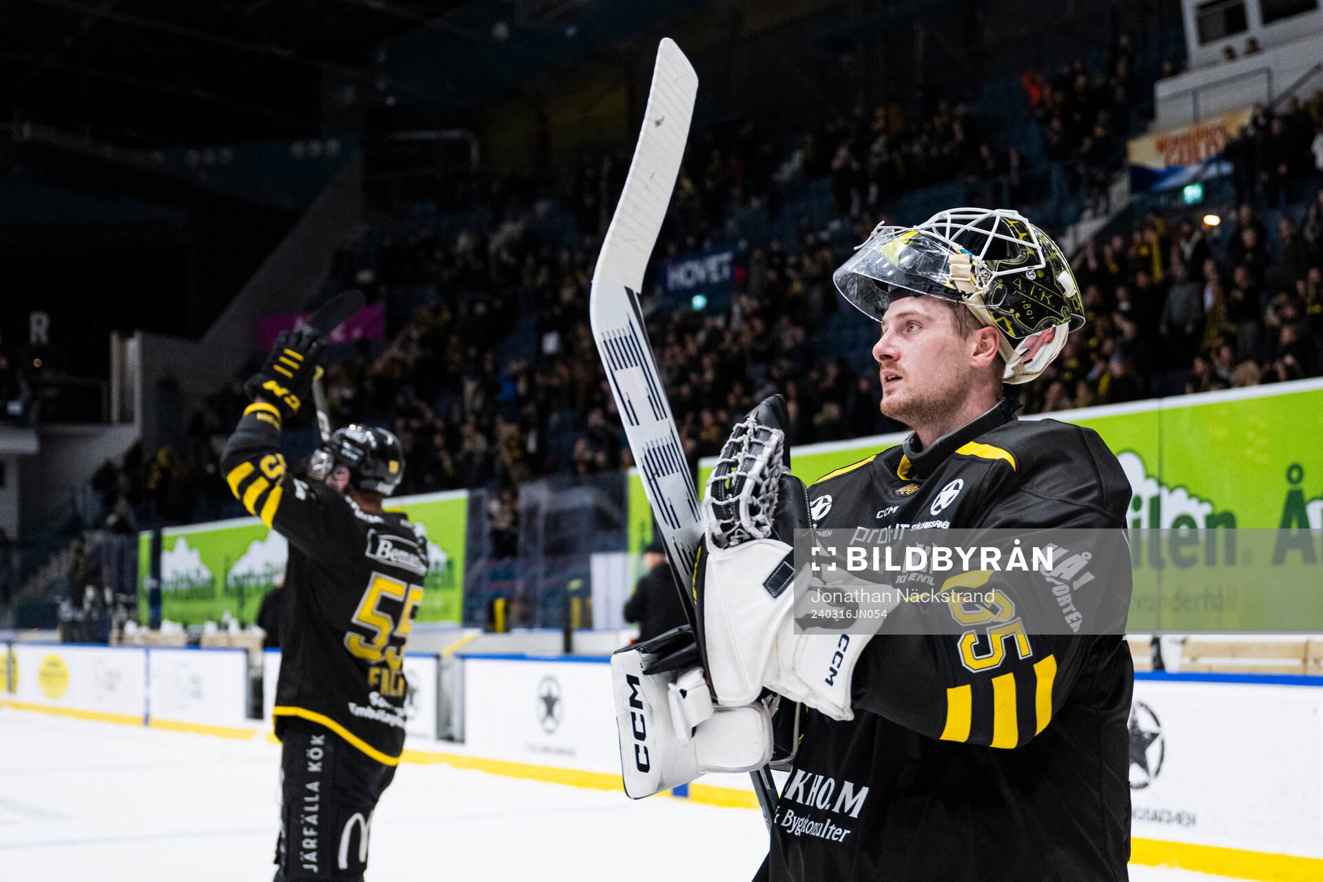 AIKs målvakt Antoine Bibeau jublar med publiken