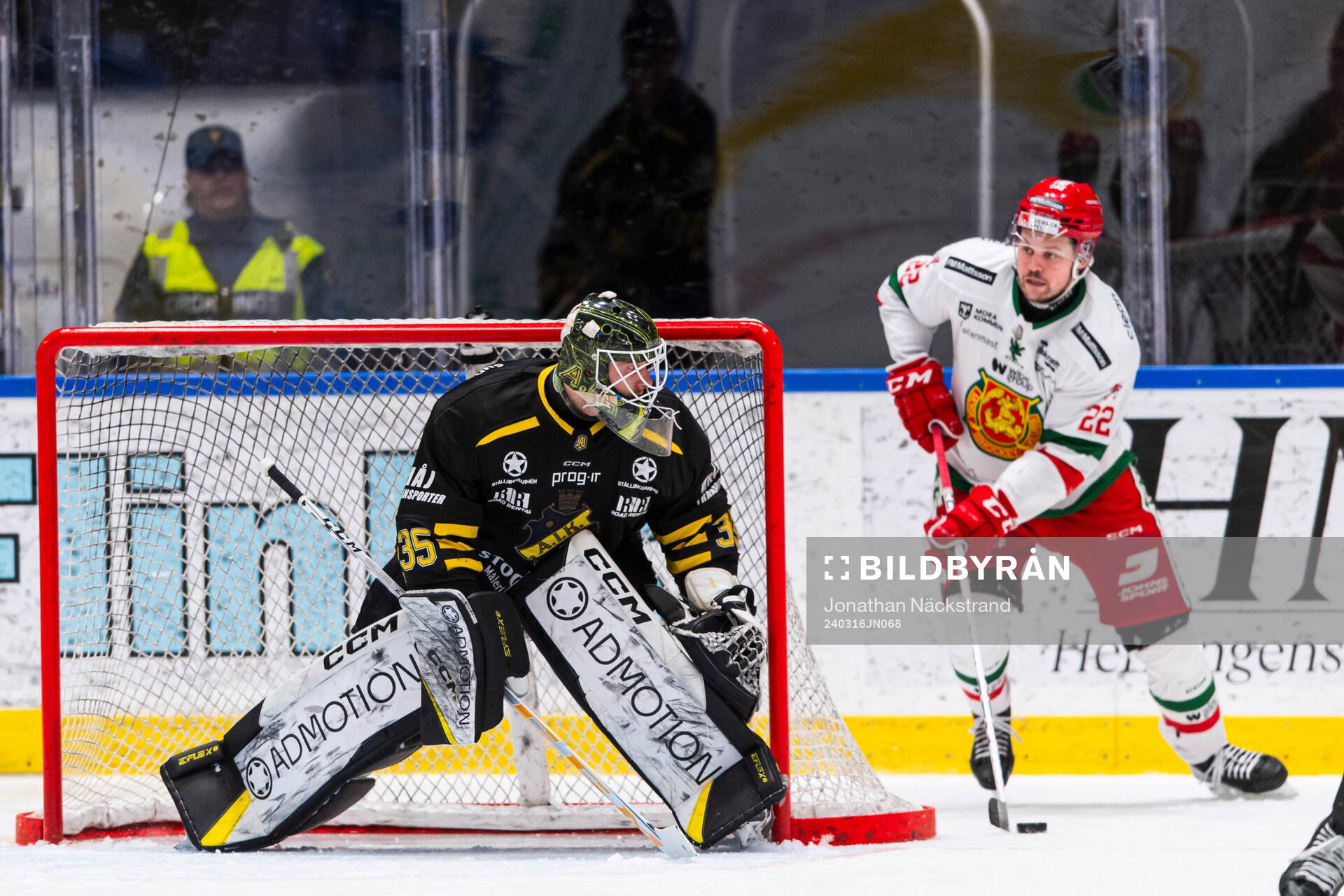 AIKs målvakt Antoine Bibeau och Moras Måns Carlsson