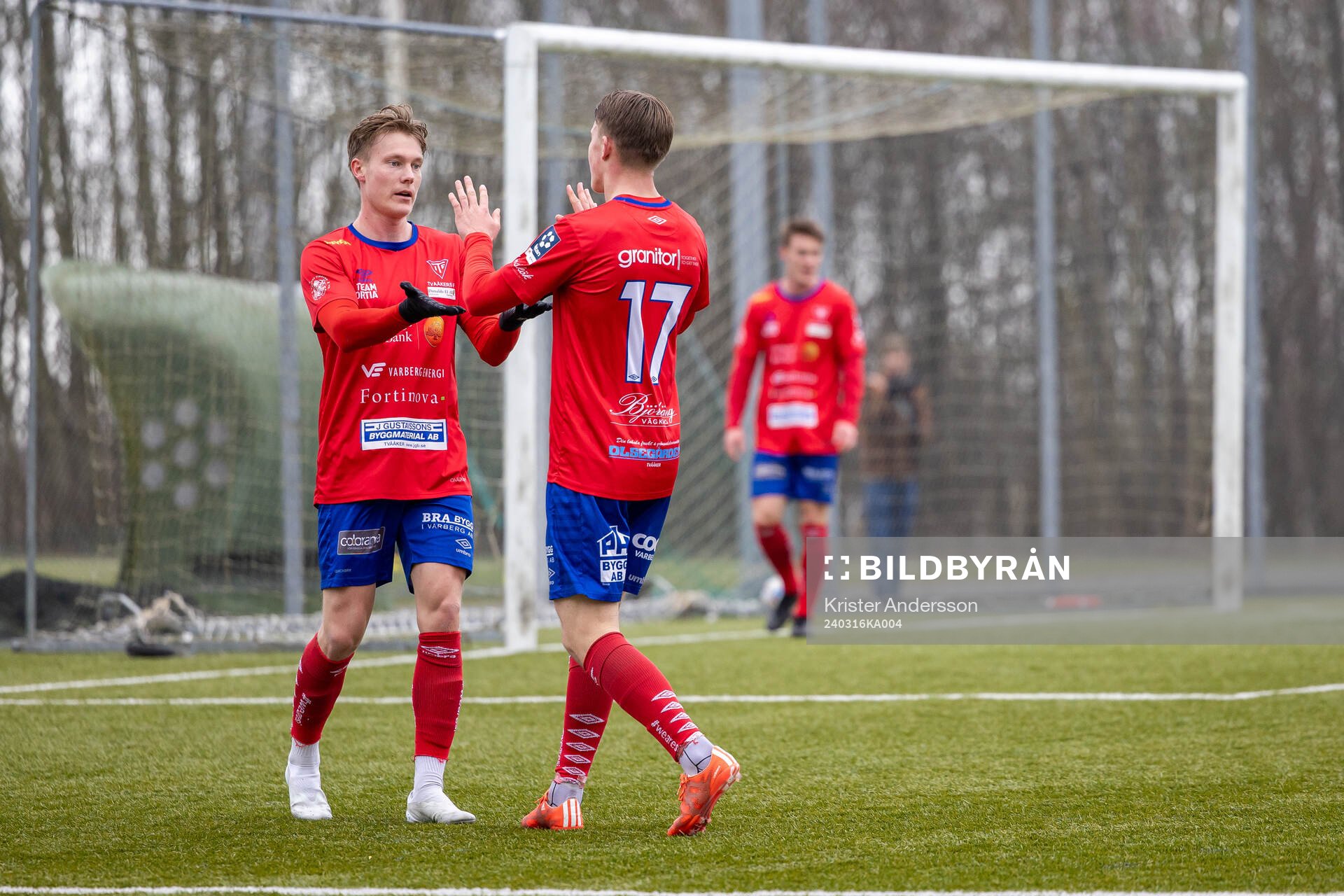 Tvååkers Oliver Brynéus och Jacob Redenfors jublar efter 2-0 under träningsmatchen i fotboll mellan Tvååker och Västra Frölunda den 16 mars 2024 i Tvååker.