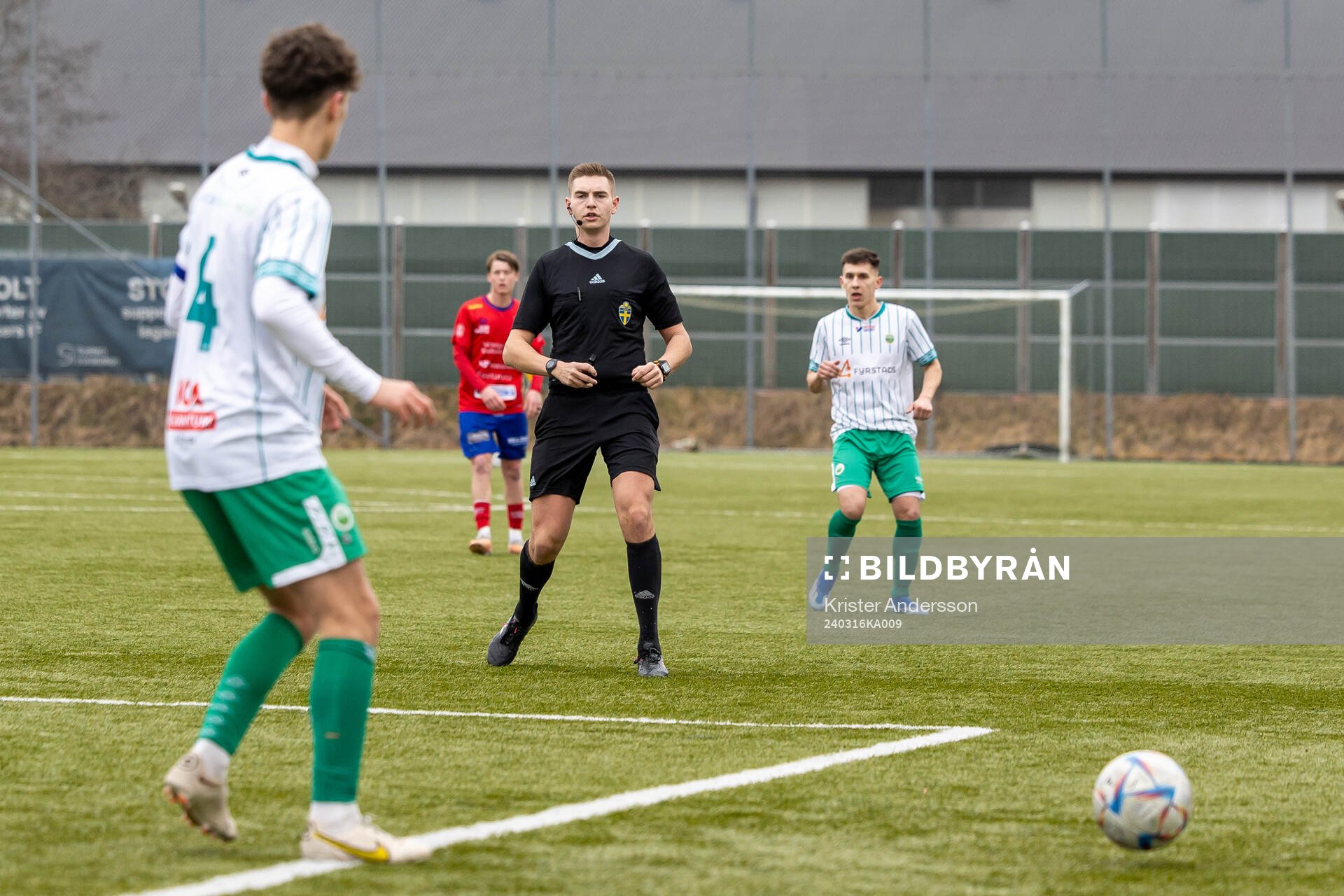 Domare Philip Lindh under träningsmatchen i fotboll mellan Tvååker och Västra Frölunda den 16 mars 2024 i Tvååker. 