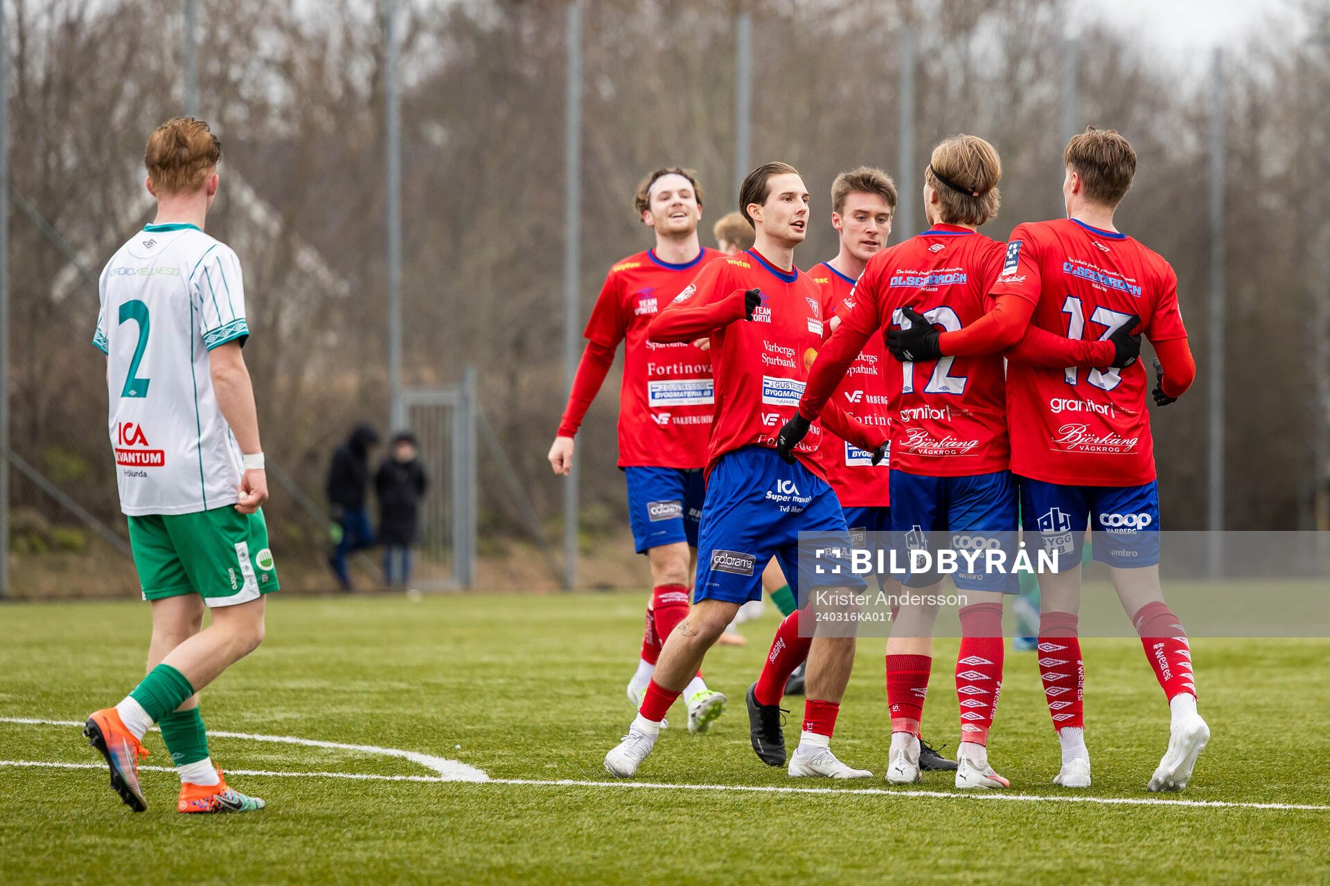 Tvååkers spelare jublar under träningsmatchen i fotboll mellan Tvååker och Västra Frölunda den 16 mars 2024 i Tvååker. 