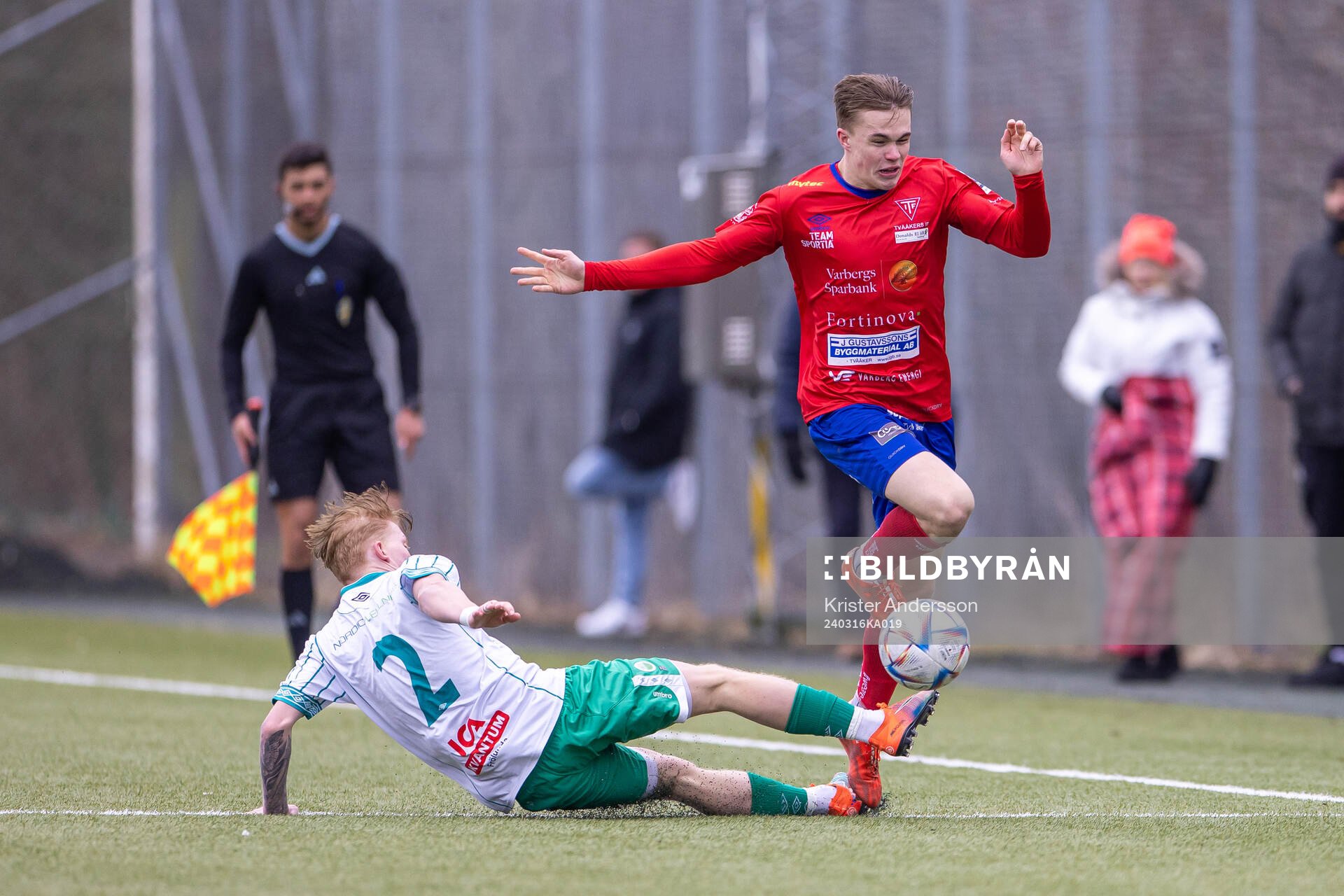 Tvååkers Jacob Redenfors och Västra Frölundas Tim Edén under träningsmatchen i fotboll mellan Tvååker och Västra Frölunda den 16 mars 2024 i Tvååker.