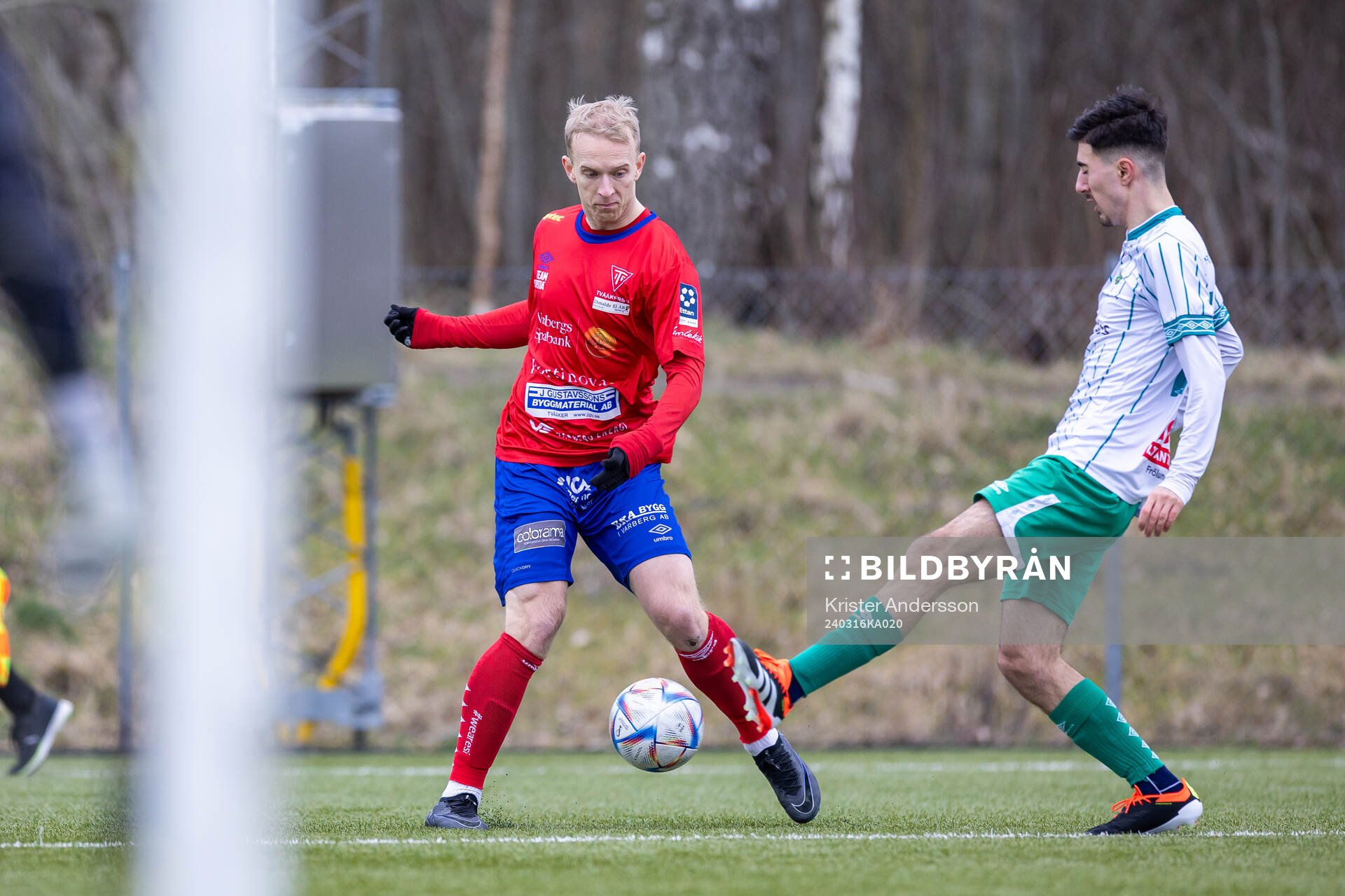 Tvååkers Albin Malmlöf och Västra Frölundas Delmon Akbas under träningsmatchen i fotboll mellan Tvååker och Västra Frölunda den 16 mars 2024 i Tvååker.