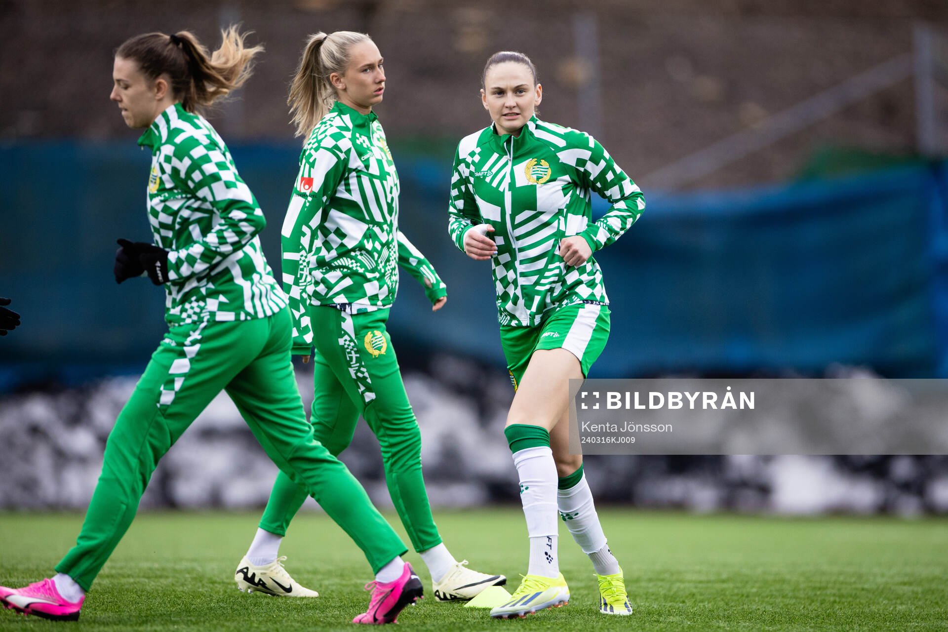 Hammarbys Emma Westin, Ellen Wangerheim och Vilde Hasund under uppvärmningen inför fotbollsmatchen i Svenska Cupen mellan AIK och Hammarby den 16 mars 2024 i Stockholm.