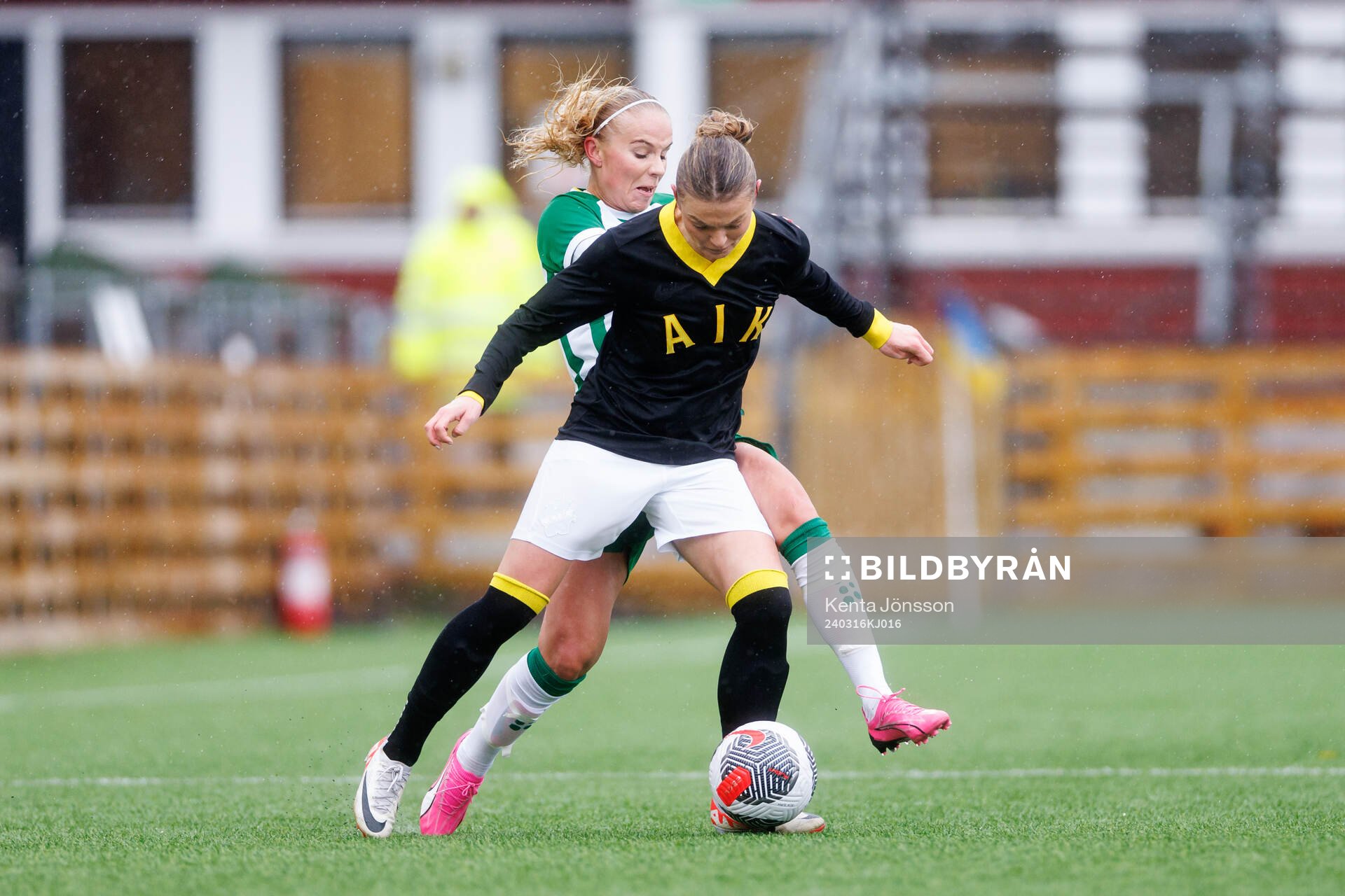 Hammarbys Stina Lennartsson och AIKs Beata Olsson