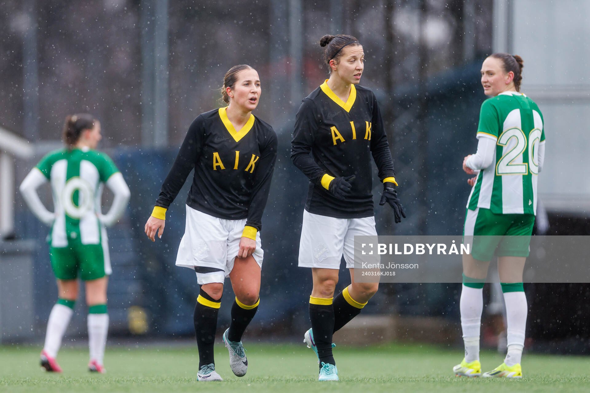 AIKs Felicia Saving och Patricia Fischerova deppar