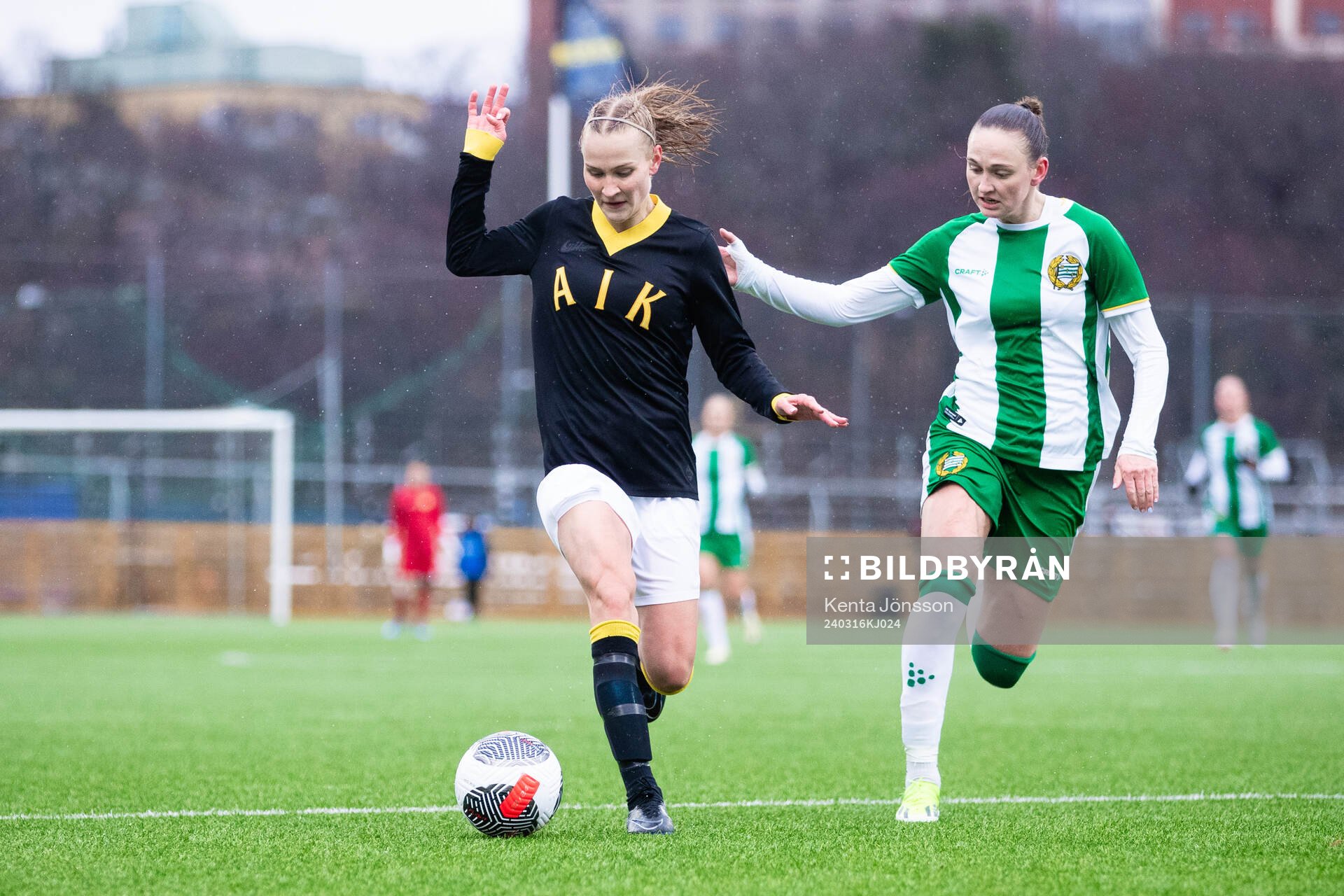 AIKs Silja Jaatinen och Hammarbys Vilde Hasund  under fotbollsmatchen i Svenska Cupen mellan AIK och Hammarby den 16 mars 2024 i Stockholm. 