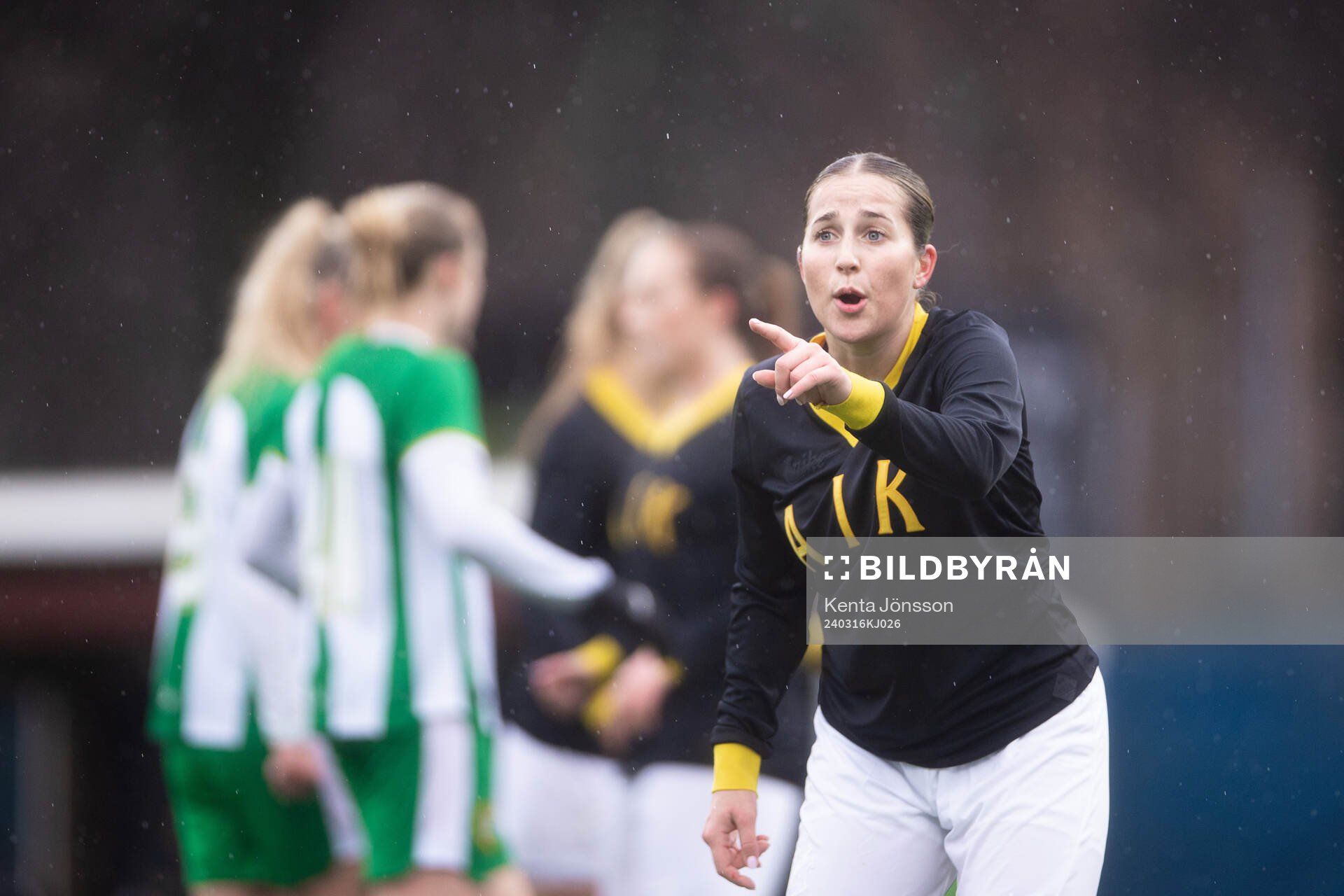 AIKs Felicia Saving reagerar under fotbollsmatchen i Svenska Cupen mellan AIK och Hammarby den 16 mars 2024 i Stockholm. 