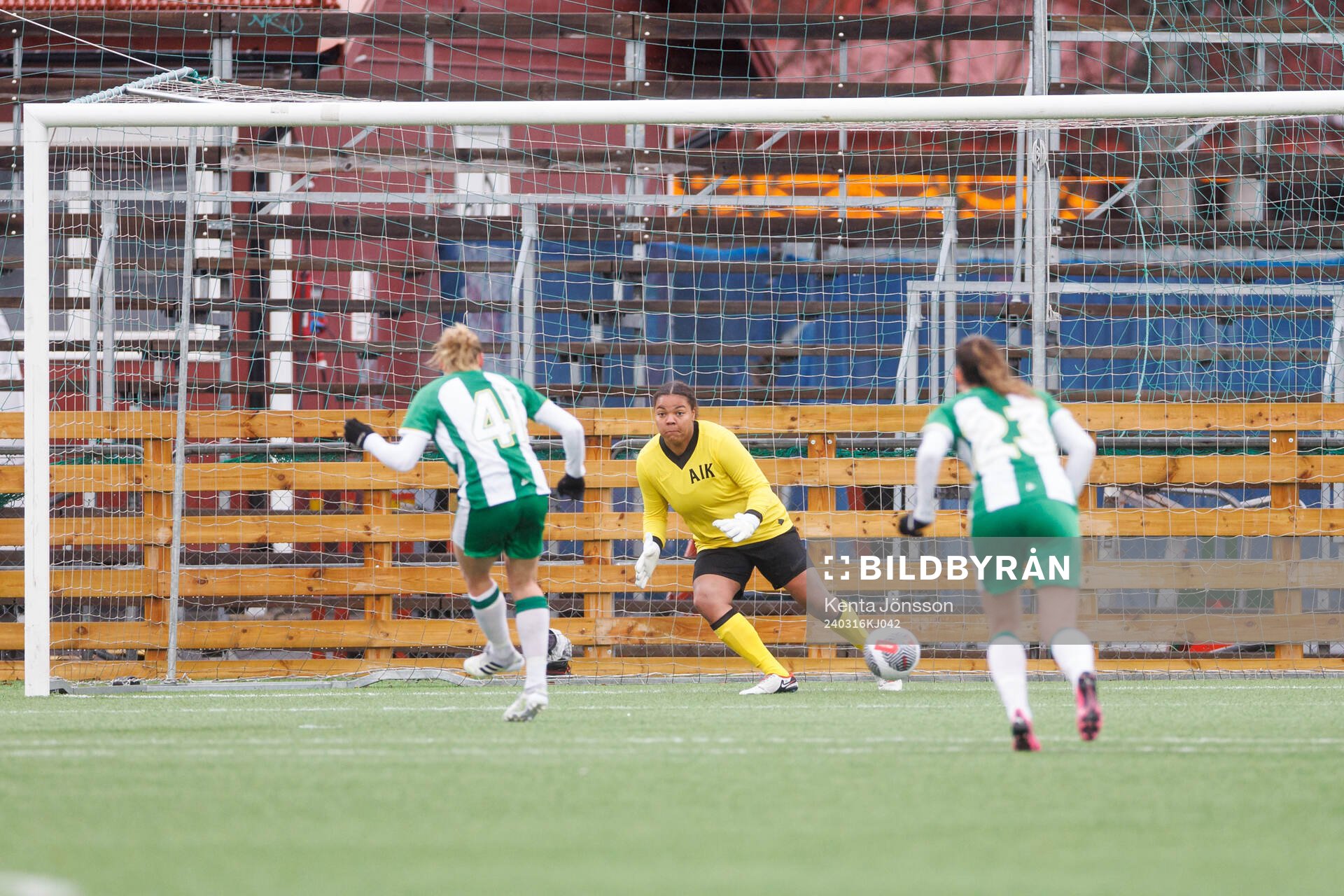 Hammarbys Julie Blakstad skjuter straff under fotbollsmatchen i Svenska Cupen mellan AIK och Hammarby den 16 mars 2024 i Stockholm. 