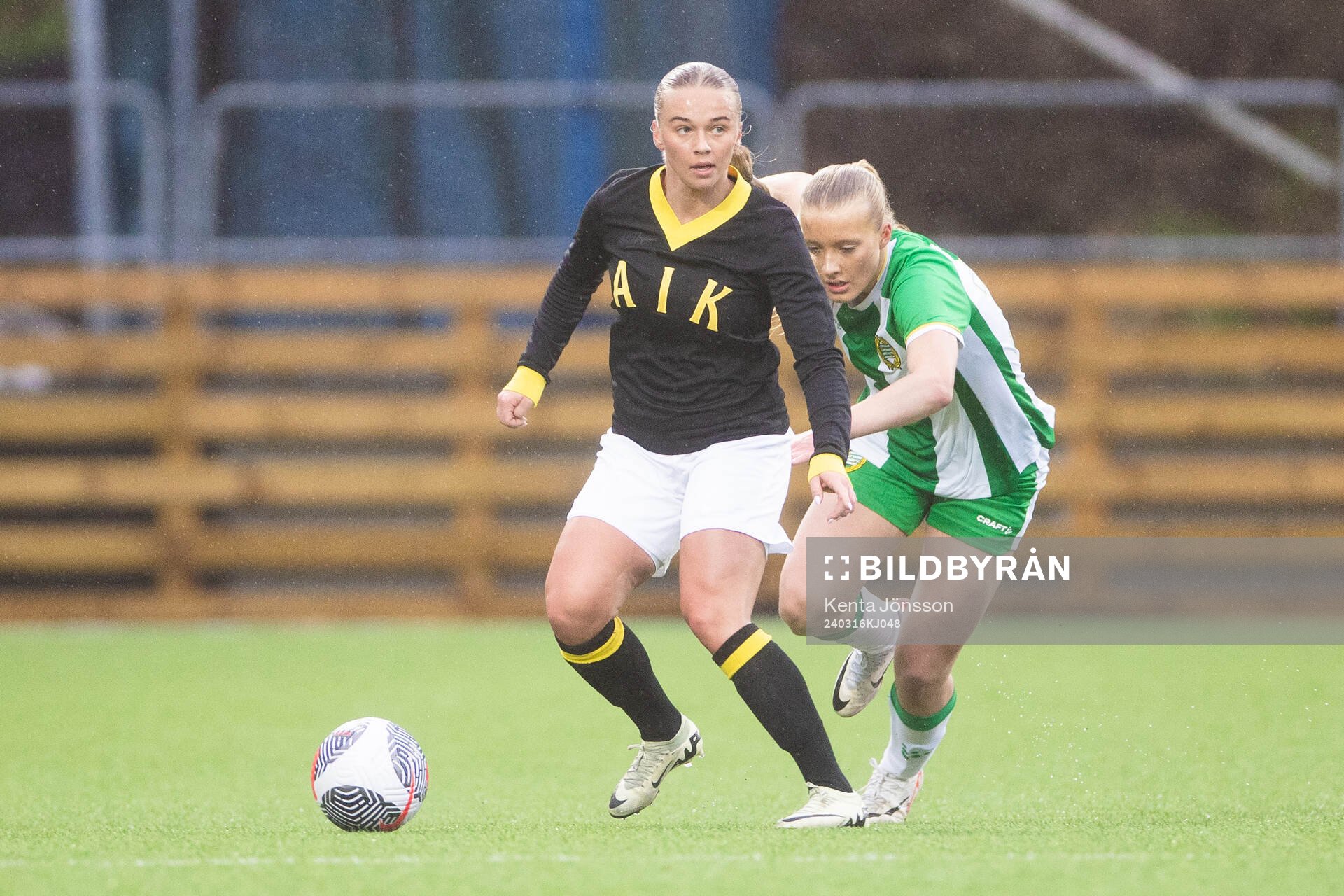 AIKs Villemo Dahlqvist och Hammarbys Smilla Holmberg under fotbollsmatchen i Svenska Cupen mellan AIK och Hammarby den 16 mars 2024 i Stockholm.