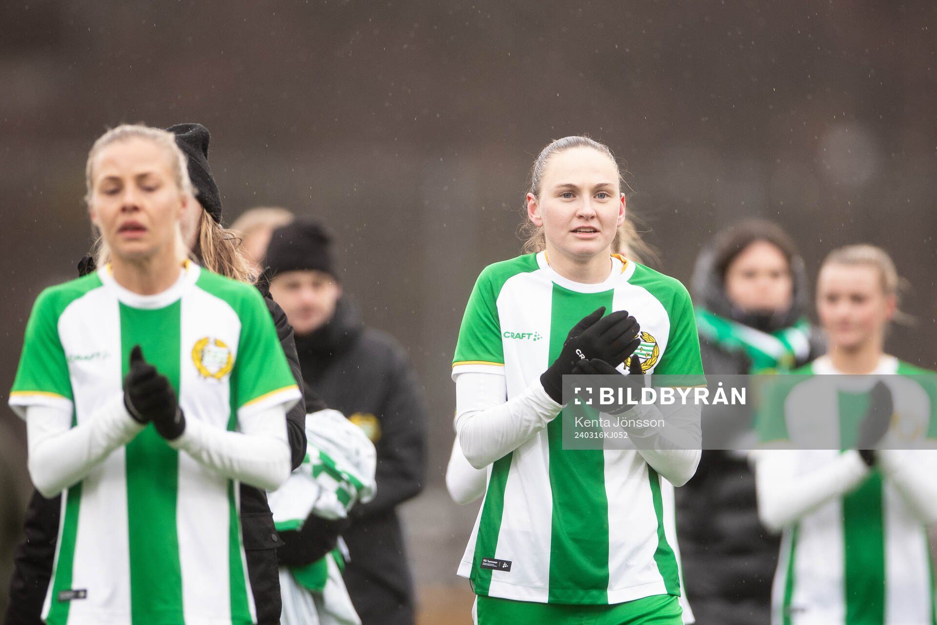 Hammarbys Vilde Hasund applåderar publiken
