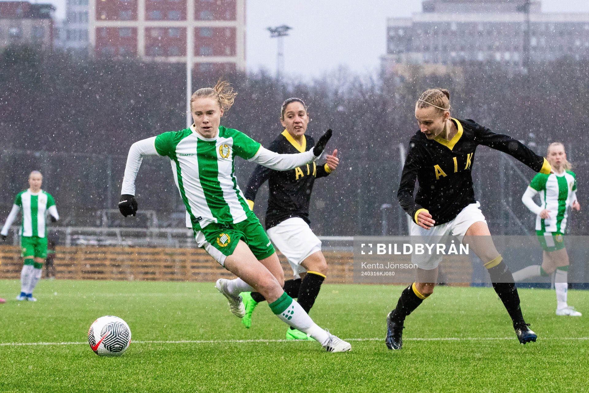 Hammarbys Julie Blakstad och AIKs Silja Jaatinen under fotbollsmatchen i Svenska Cupen mellan AIK och Hammarby den 16 mars 2024 i Stockholm. 