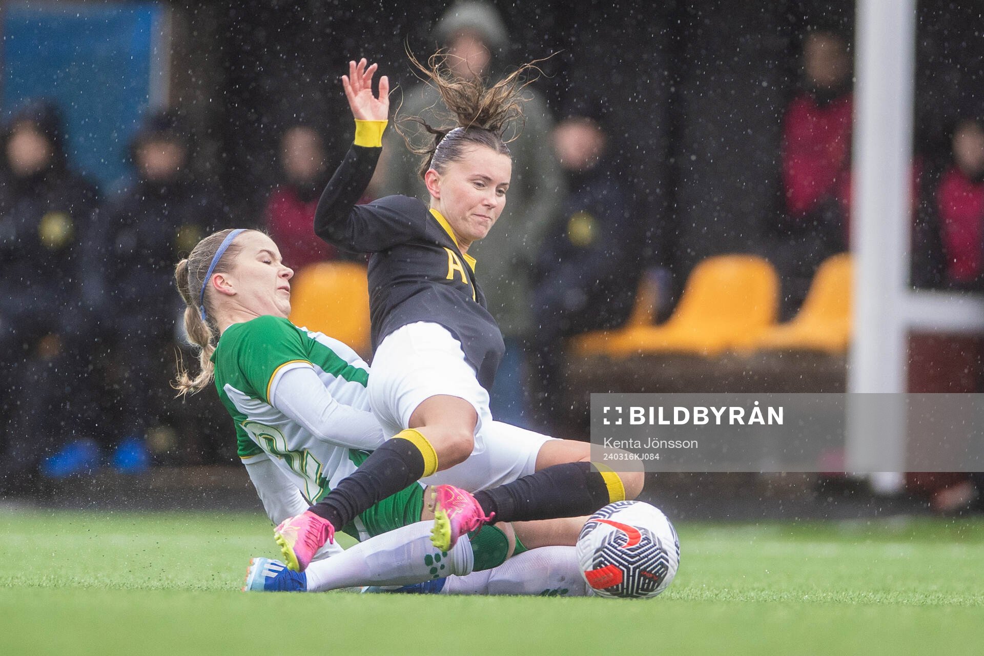 Hammarbys Eva Nyström och AIKs Adelisa Grabus
