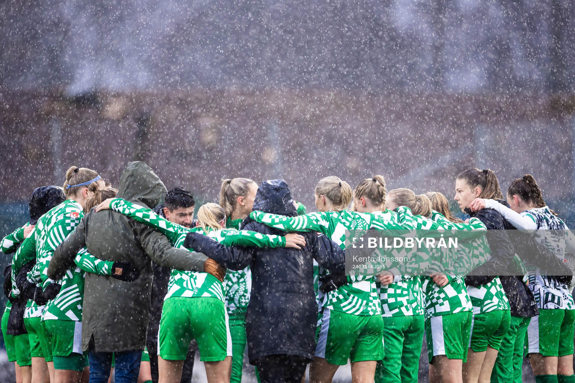 Hammarbys spelare samlas i en ring i regnet