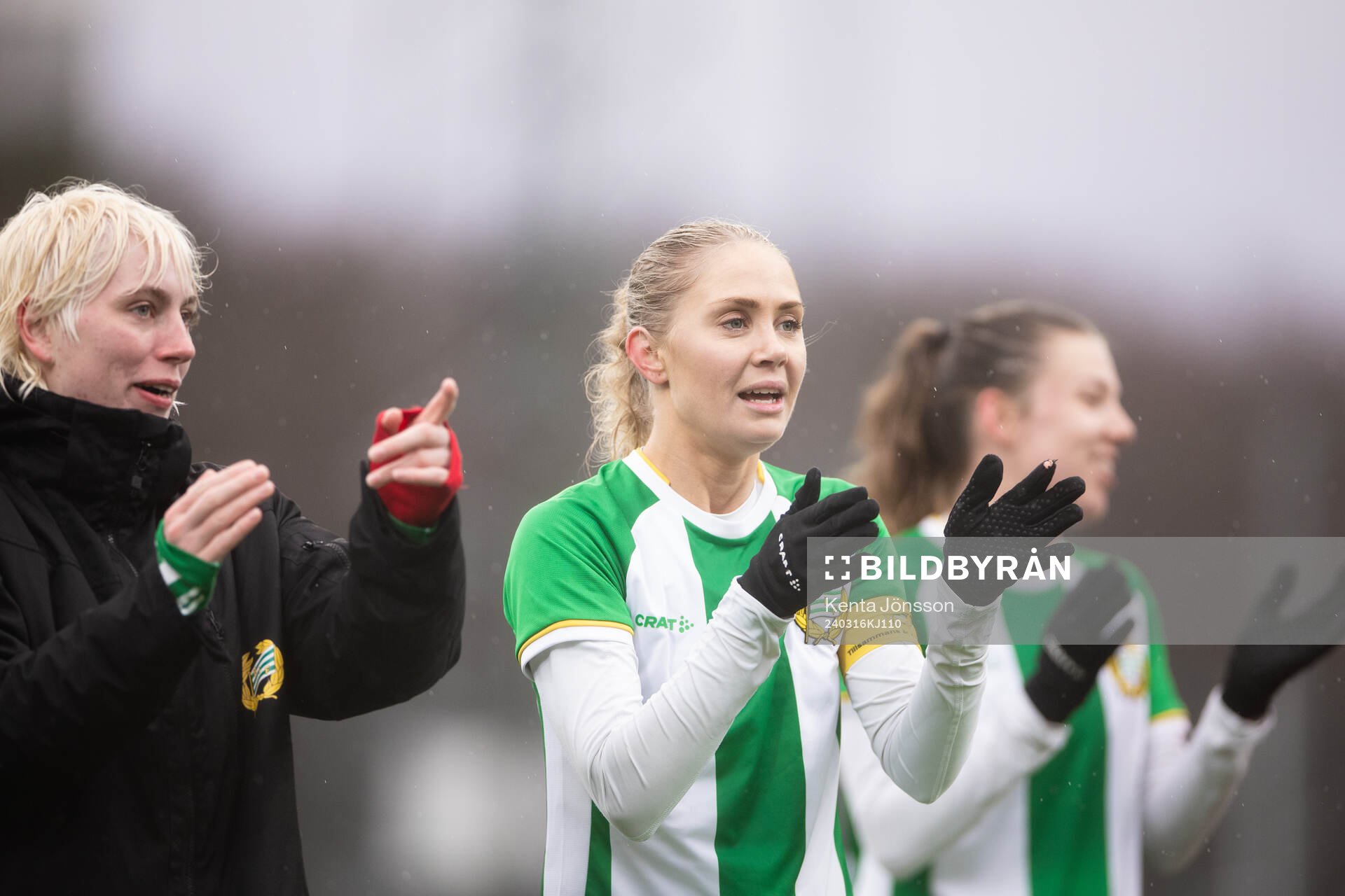 Hammarbys målvakt Moa Edrud och Alice Carlsson applåderar publiken efter fotbollsmatchen i Svenska Cupen mellan AIK och Hammarby den 16 mars 2024 i Stockholm.