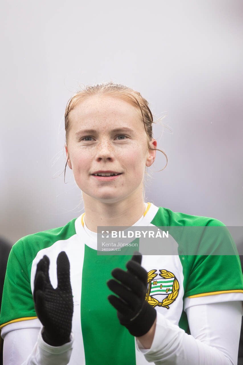 Hammarbys Julie Blakstad applåderar publiken