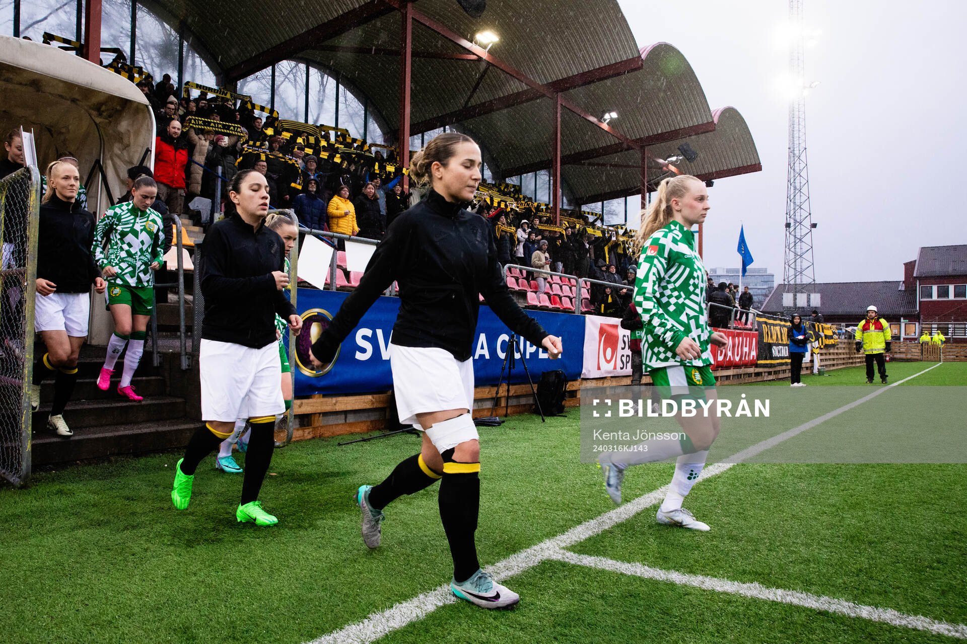 AIKs Michelle Rojas Flores och Felicia Saving