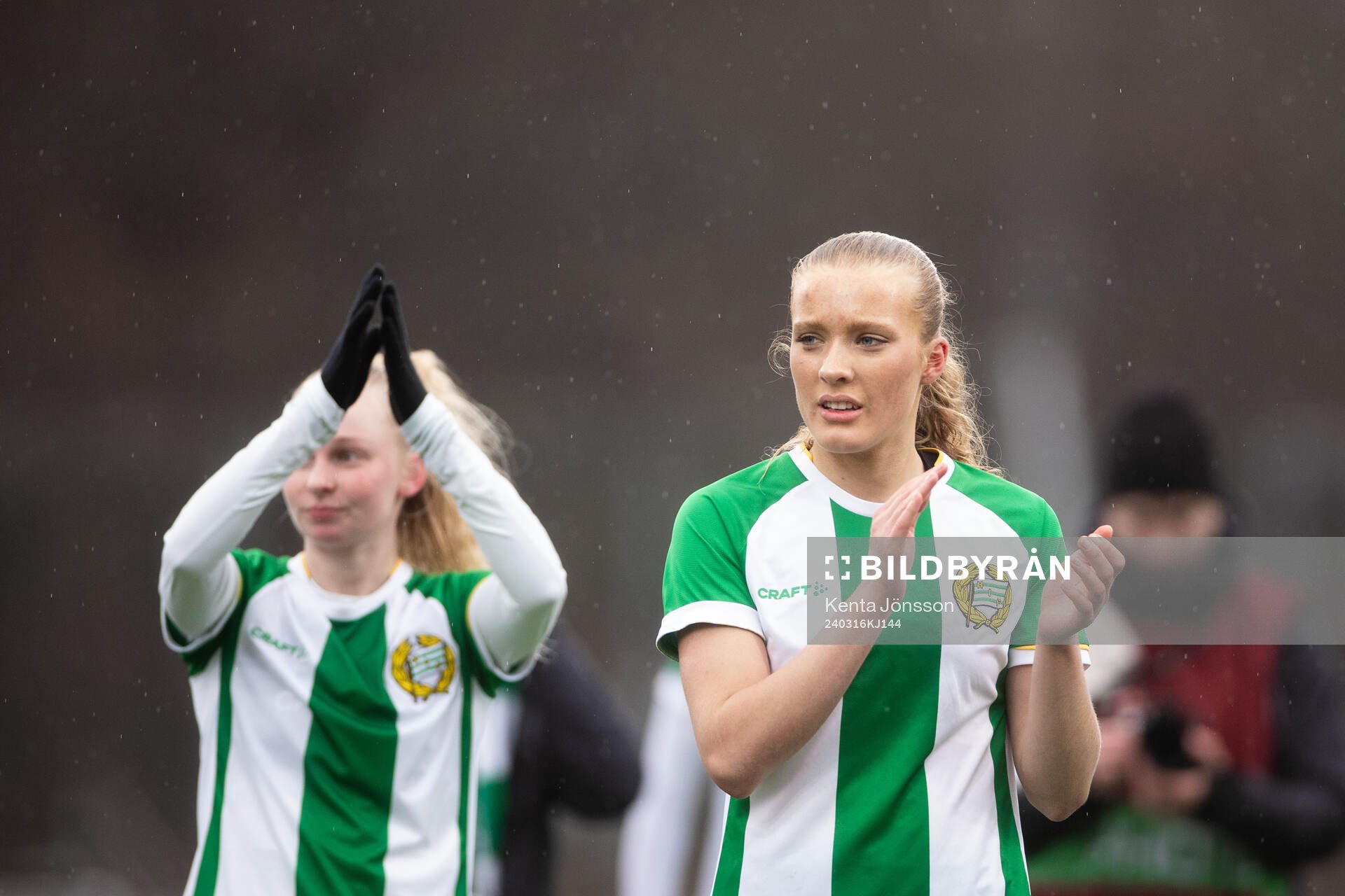 Hammarbys Smilla Holmberg applåderar publiken