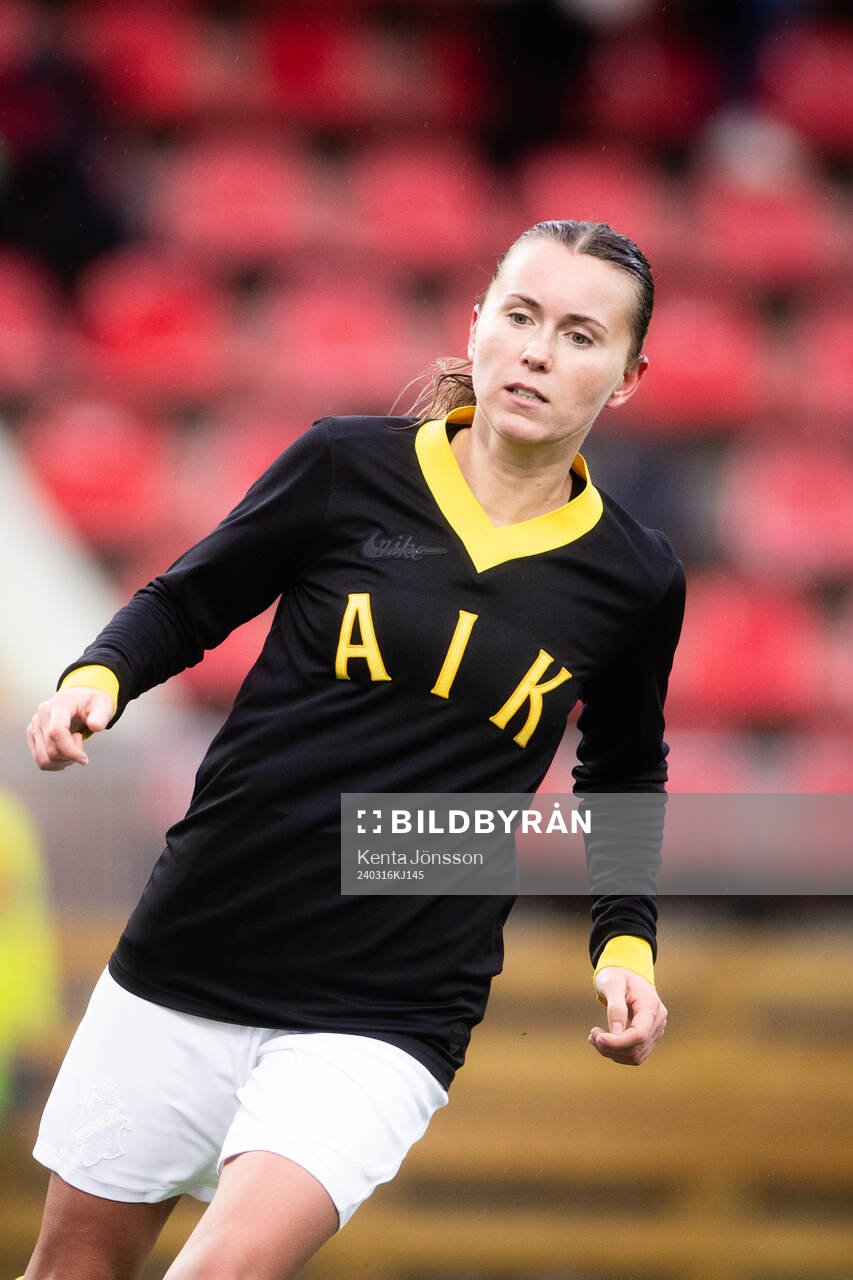 AIKs Adelisa Grabus under fotbollsmatchen i Svenska Cupen mellan AIK och Hammarby den 16 mars 2024 i Stockholm. 