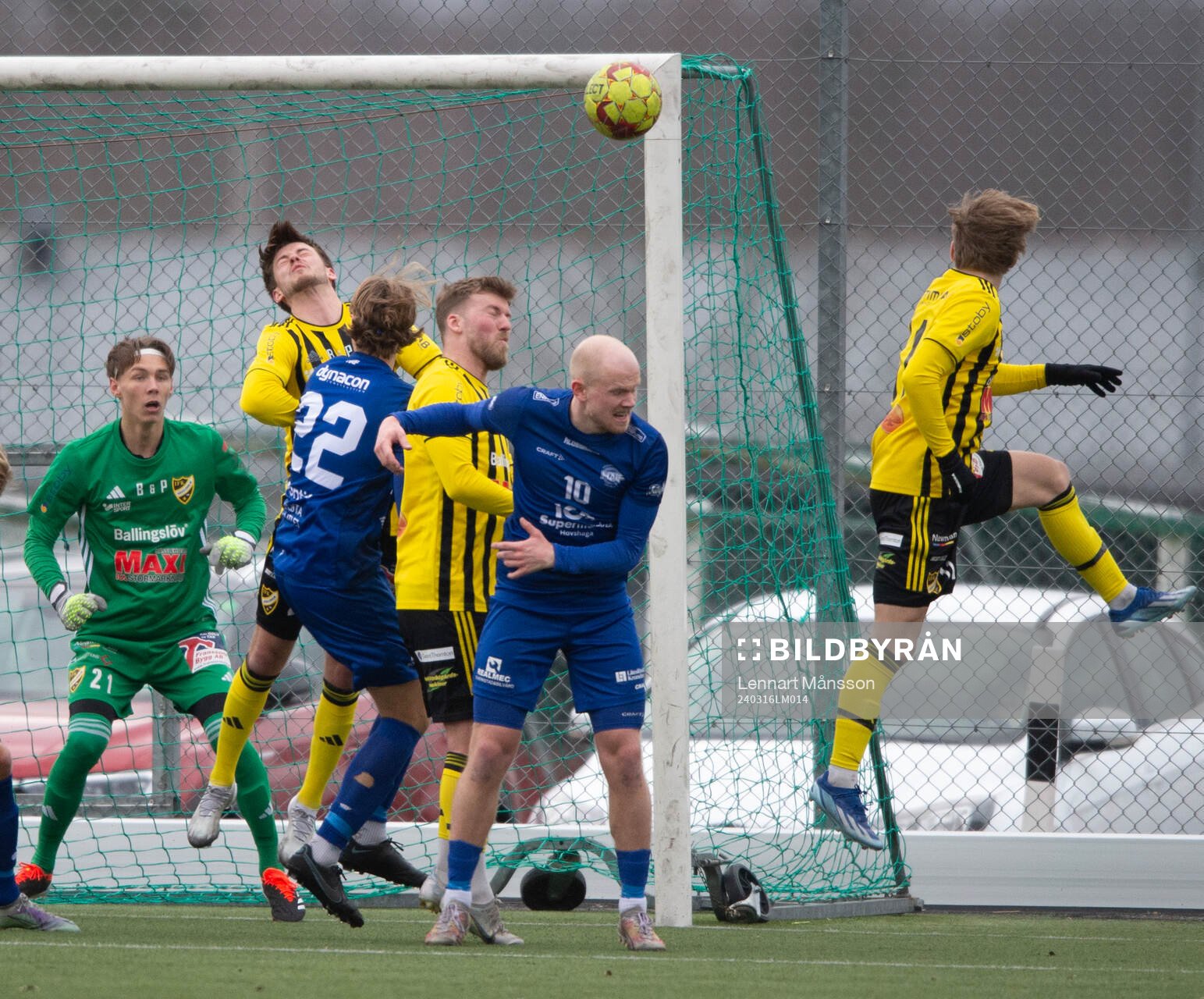 IFK Hässleholms Teddy Bergqvist, Elliot Pramberg och Felix Persson i träningsmatchen mellan IFK Hässleholm och Hovshaga i Hässleholm 16 mars 2024.