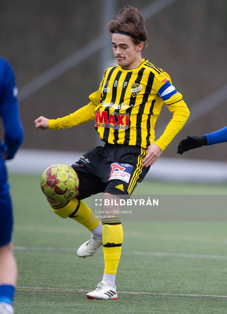 IFK Hässleholms Gustav Winroth i träningsmatchen mellan IFK Hässleholm och Hovshaga i Hässleholm 16 mars 2024.