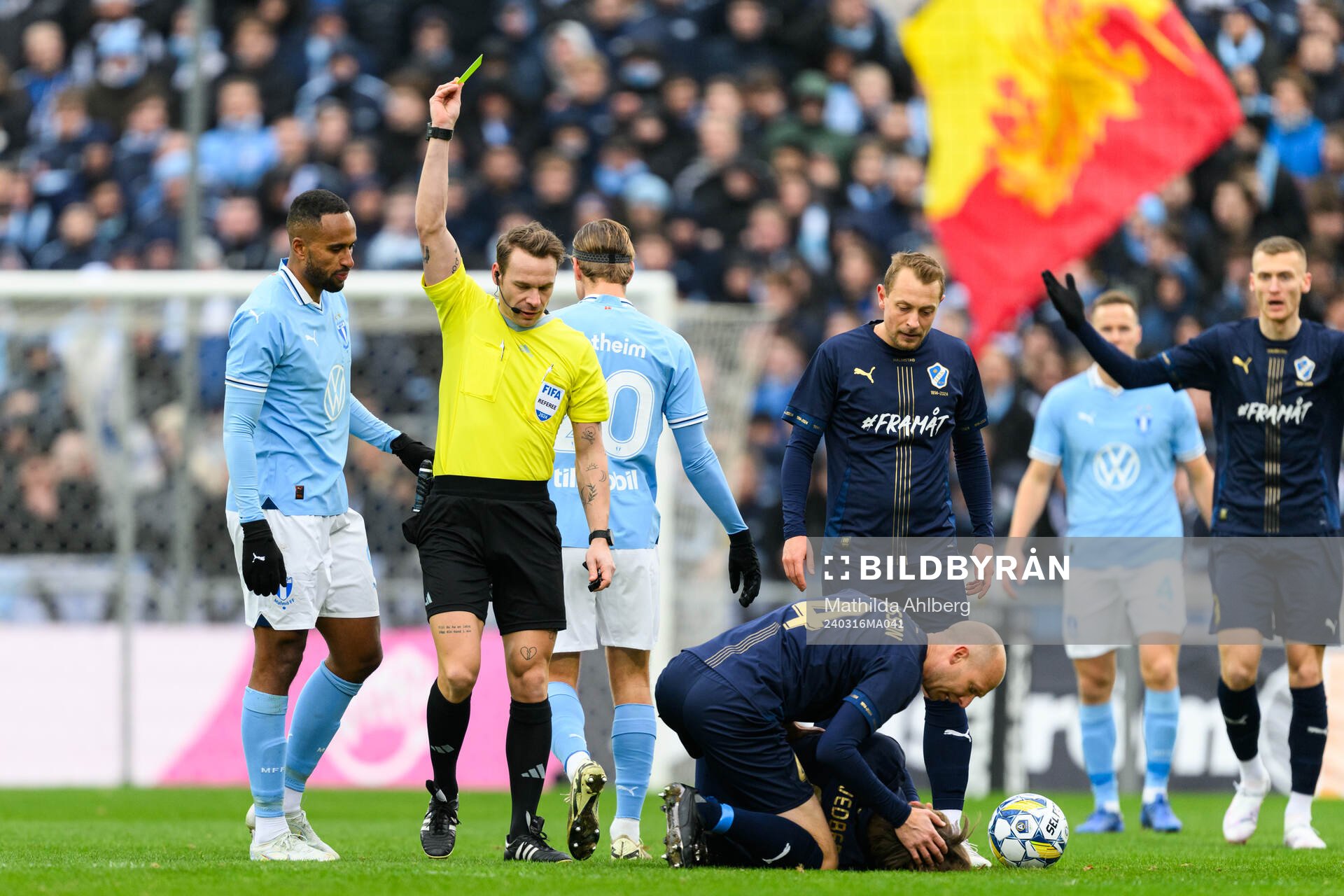 Malmö FFs Isaac Kiese Thelin får gult kort