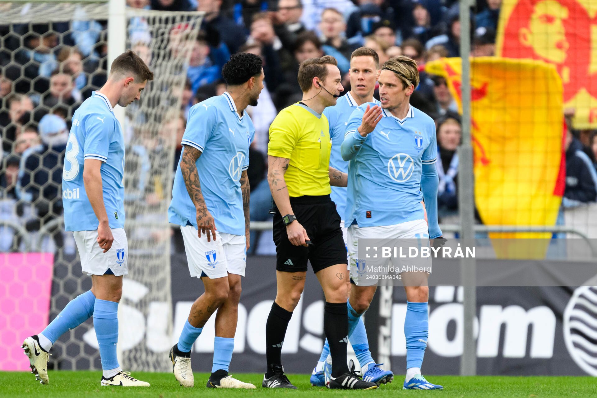 Malmö FFs Jens Stryger Larsen pratar med domare Kristoffer
