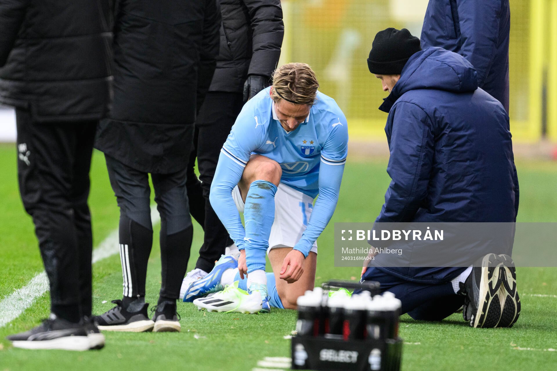 Malmö FFs Jens Stryger Larsen byter sko under semifinalen i Svenska Cupen mellan Halmstad och Malmö FF den 16 mars 2024 i Halmstad.