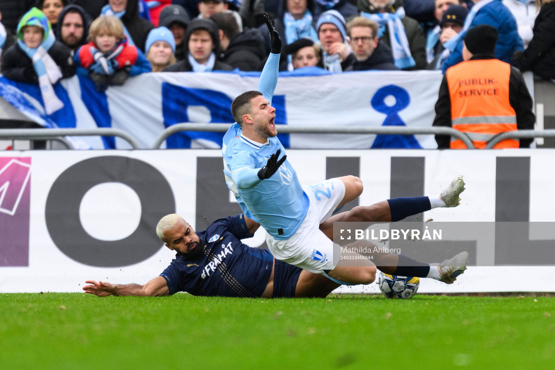 Halmstads Phil Ofosu-Ayeh och Malmö FFs Gabriel Busanello