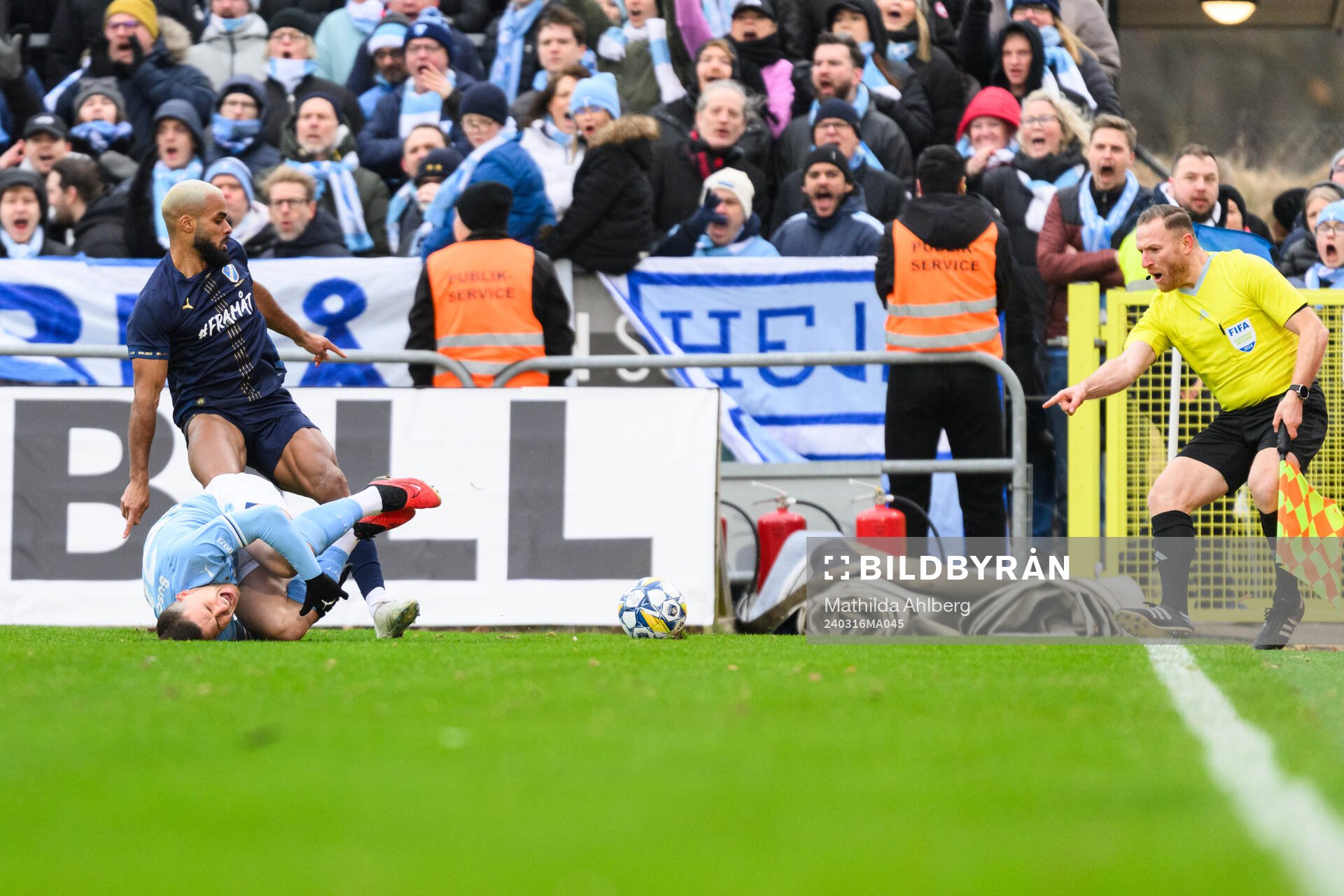 Malmö FFs Gabriel Busanello får ont