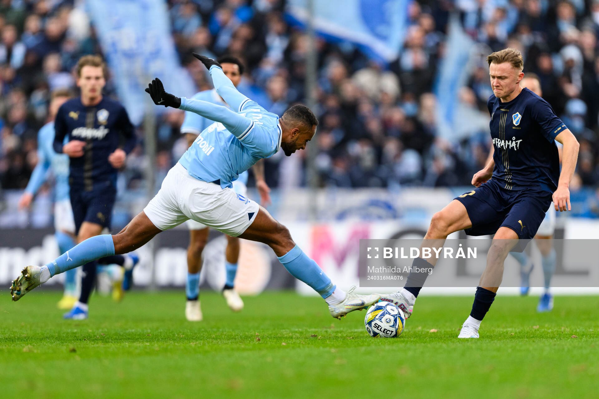 Malmö FFs Isaac Kiese Thelin och Halmstads Albin Ahlstrand