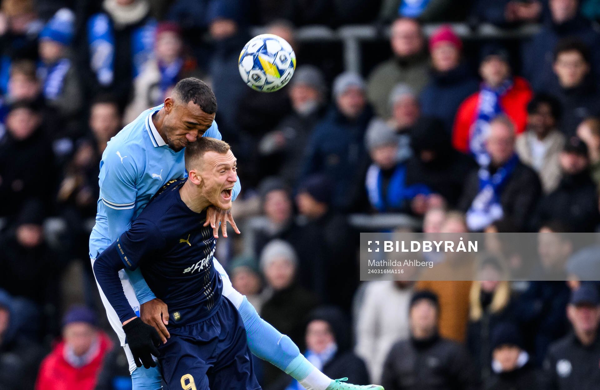 Malmö FFs Derek Cornelius och Halmstads Viktor Granath under semifinalen i Svenska Cupen mellan Halmstad och Malmö FF den 16 mars 2024 i Halmstad.