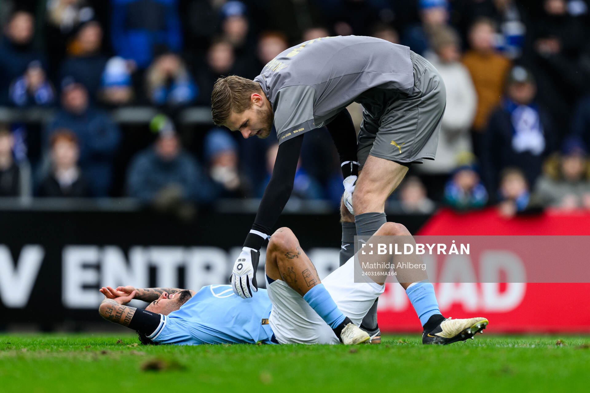 Malmö FFs Sergio Pena och Halmstads målvakt Tim Rönning