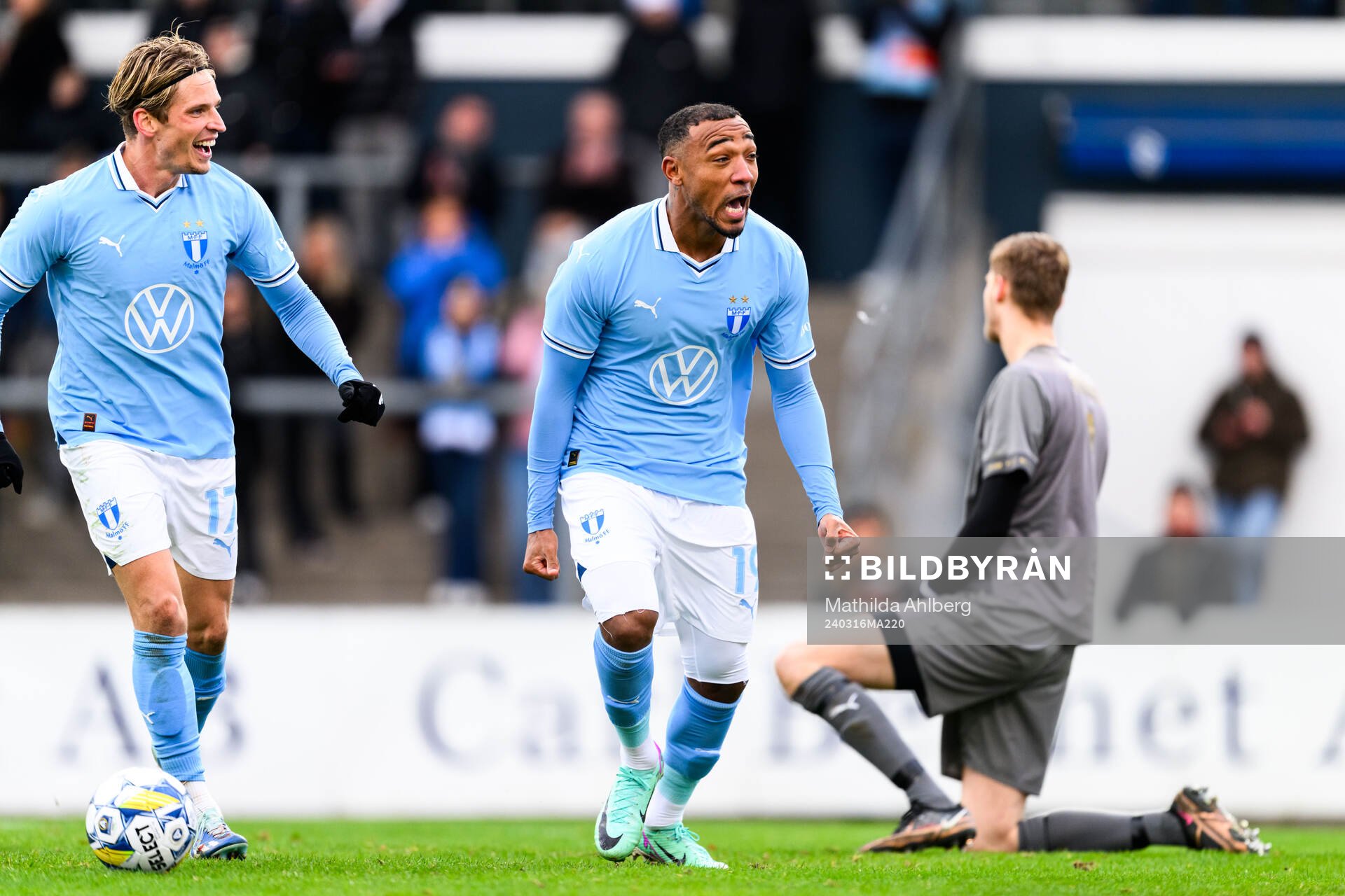 Malmö FFs Jens Stryger Larsen och Derek Cornelius jublar