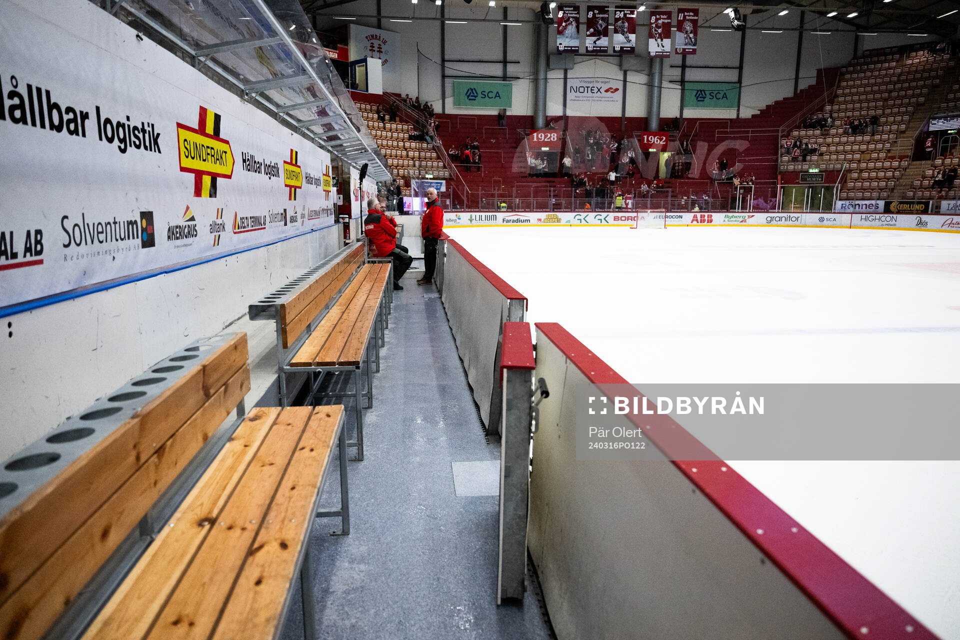 Tomma bänkar i Timrås bås