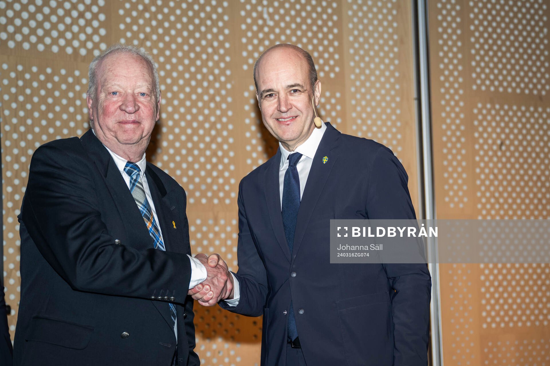 Olle Wärnick poserar för ett porträtt med Fredrik Reinfeldt, ordförande, under Svenska Fotbollförbundets årsmöte den 16 mars 2024 i Stockholm.