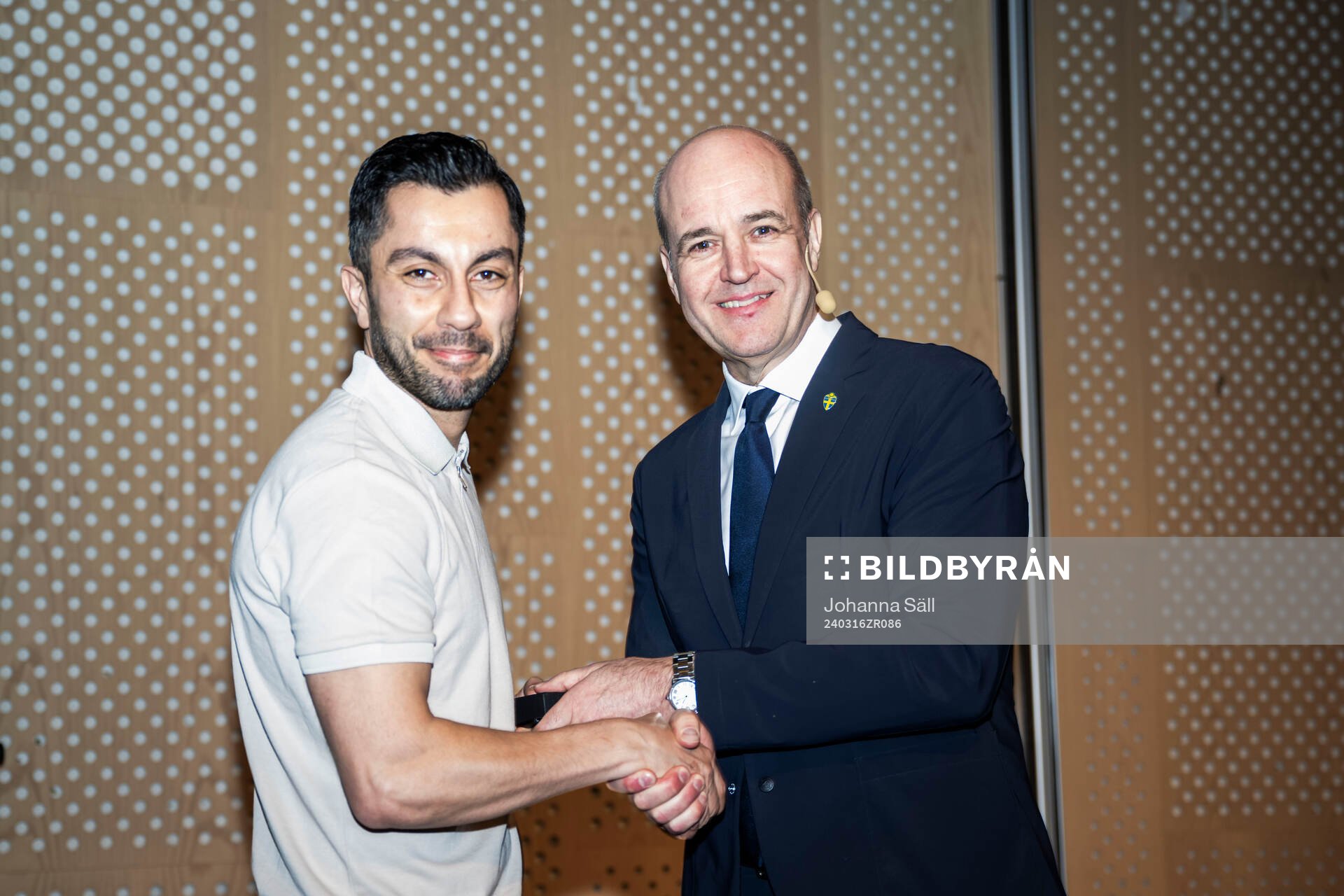 Mahbod Beigi poserar för ett porträtt med Fredrik Reinfeldt, ordförande, under Svenska Fotbollförbundets årsmöte den 16 mars 2024 i Stockholm.
