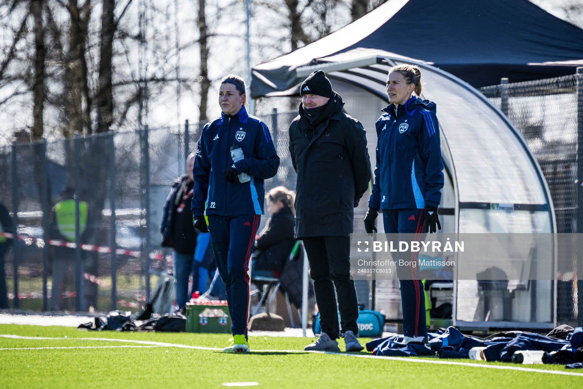 FC Rosengårds Olivia Schough, tränare Joel Kjettselberg och Emma Berglund under fotbollsmatchen i Svenska Cupen mellan Vittsjö och FC Rosengård den 17 mars 2024 i Sösdala.