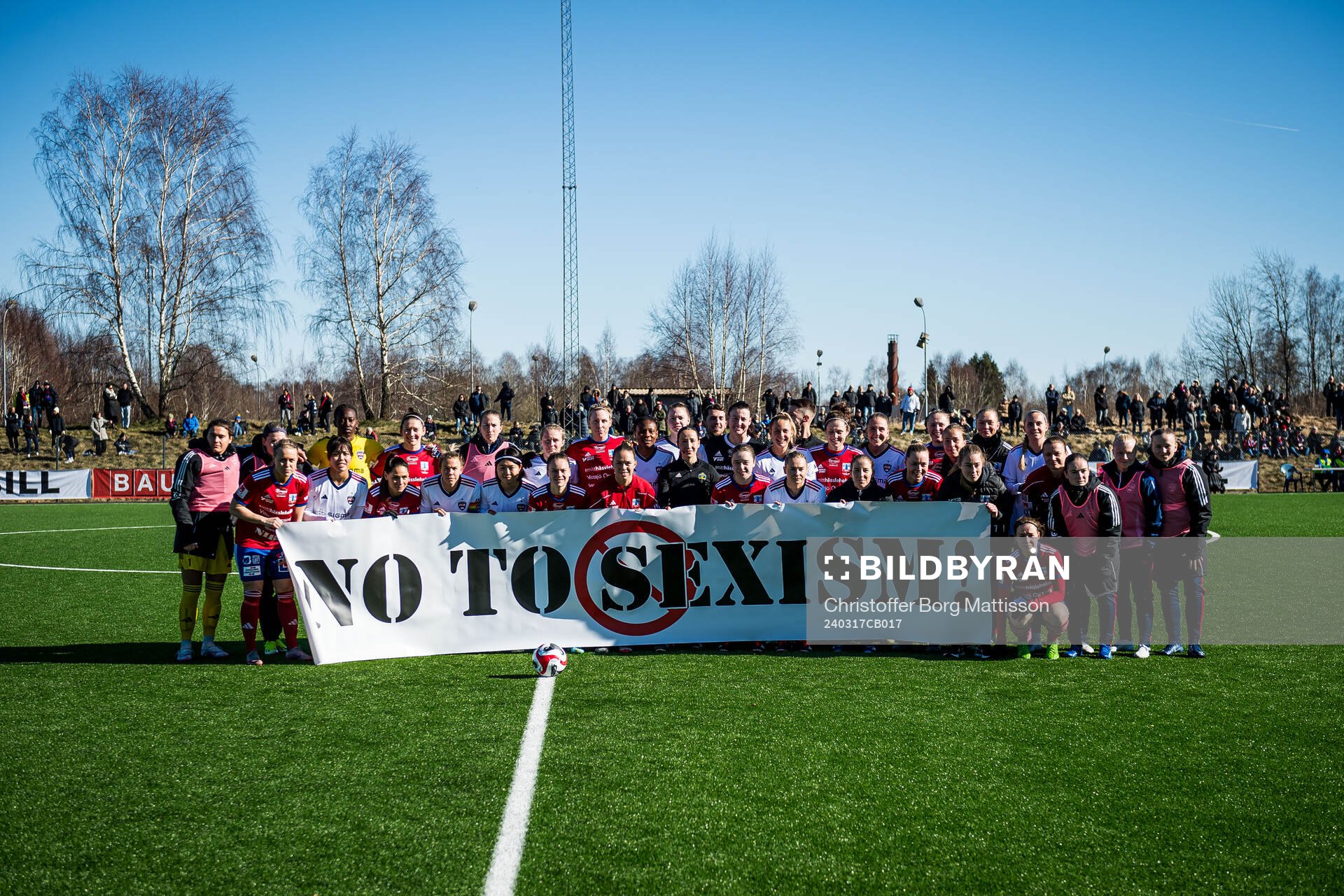 FC Rosengårds och Vittsjös spelare med en banderoll