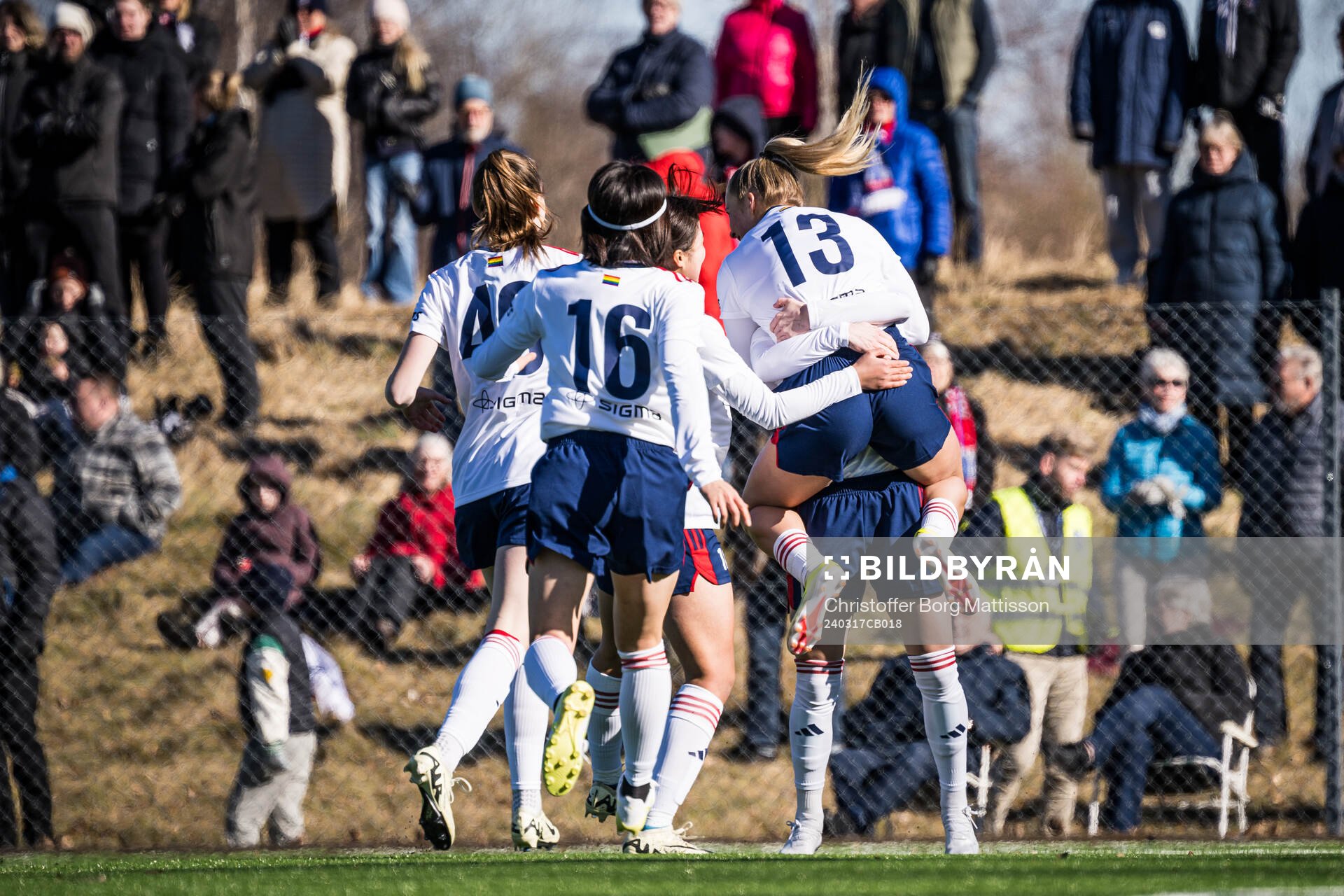 FC Rosengårds Olivia Holdt jublar med lagkamrater