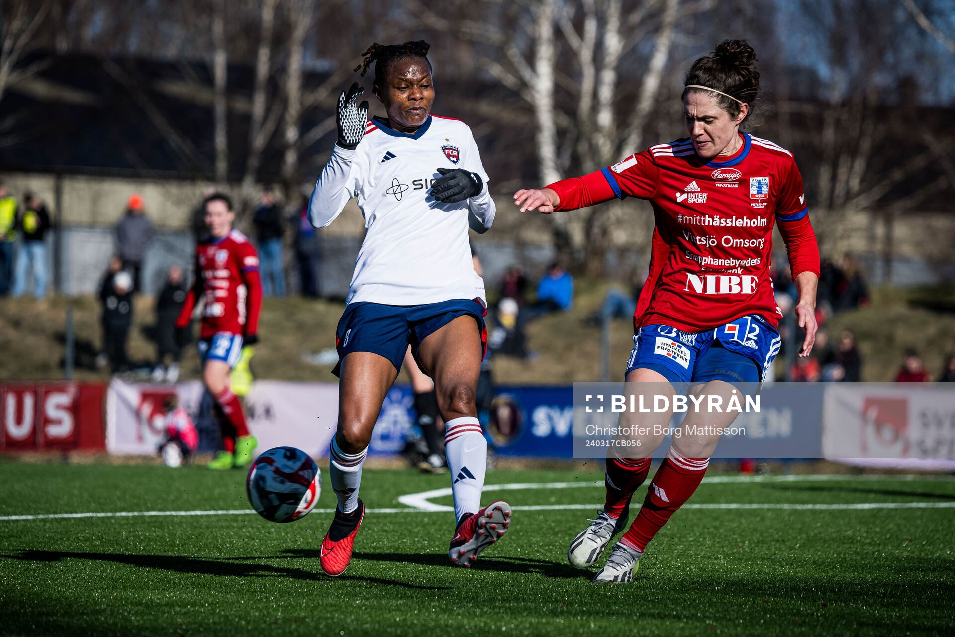 FC Rosengårds Halimatu Ibrahim Ayinde och Vittsjös Shannon Woeller under fotbollsmatchen i Svenska Cupen mellan Vittsjö och FC Rosengård den 17 mars 2024 i Sösdala. 