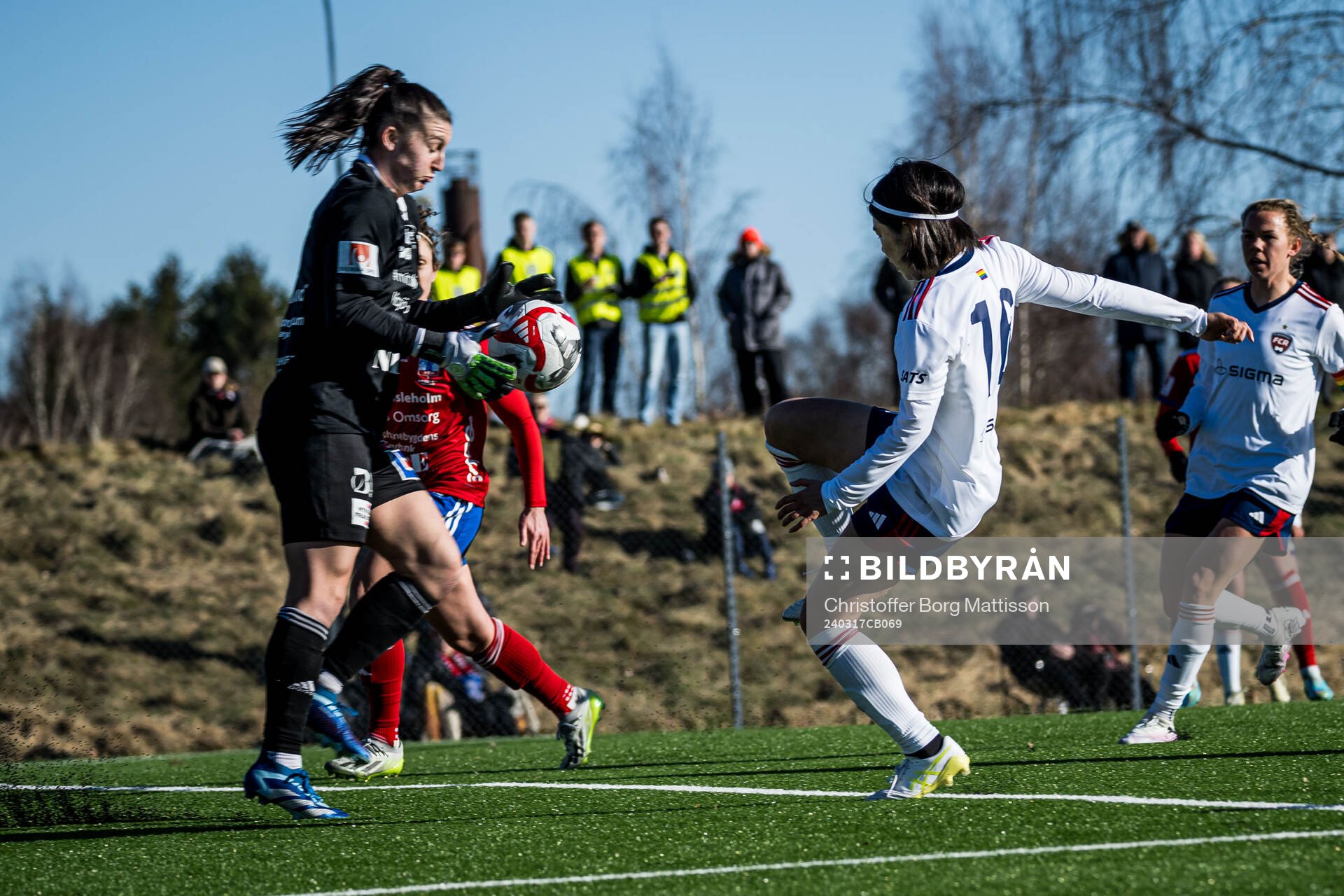 Vittsjös målvakt Lauren Brzykcy och FC Rosengårds Mai Kadowaki under fotbollsmatchen i Svenska Cupen mellan Vittsjö och FC Rosengård den 17 mars 2024 i Sösdala.