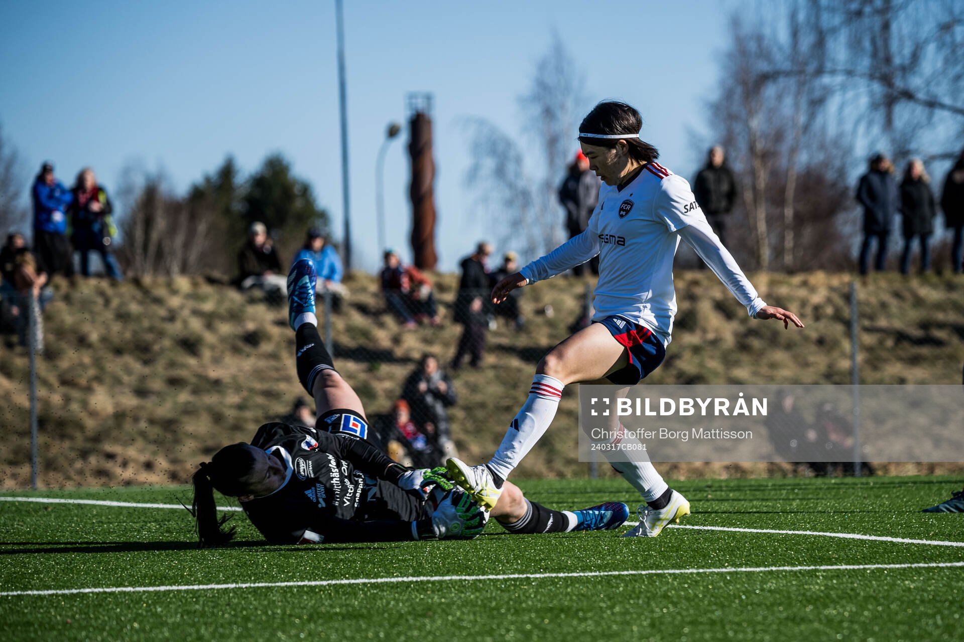 Vittsjös målvakt Lauren Brzykcy och FC Rosengårds Mai Kadowaki under fotbollsmatchen i Svenska Cupen mellan Vittsjö och FC Rosengård den 17 mars 2024 i Sösdala.