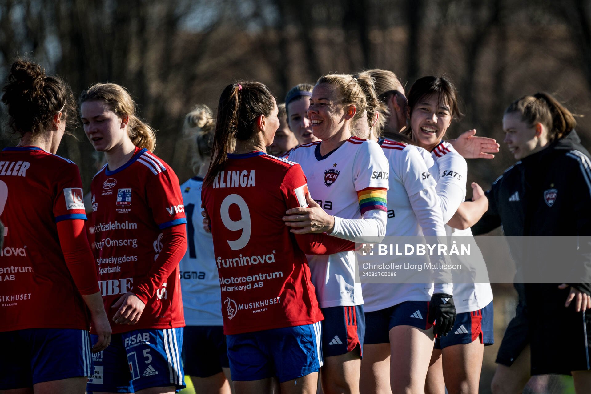 Vittsjös Elisabet Klinga och FC Rosengårds Jessica Wik efter fotbollsmatchen i Svenska Cupen mellan Vittsjö och FC Rosengård den 17 mars 2024 i Sösdala.